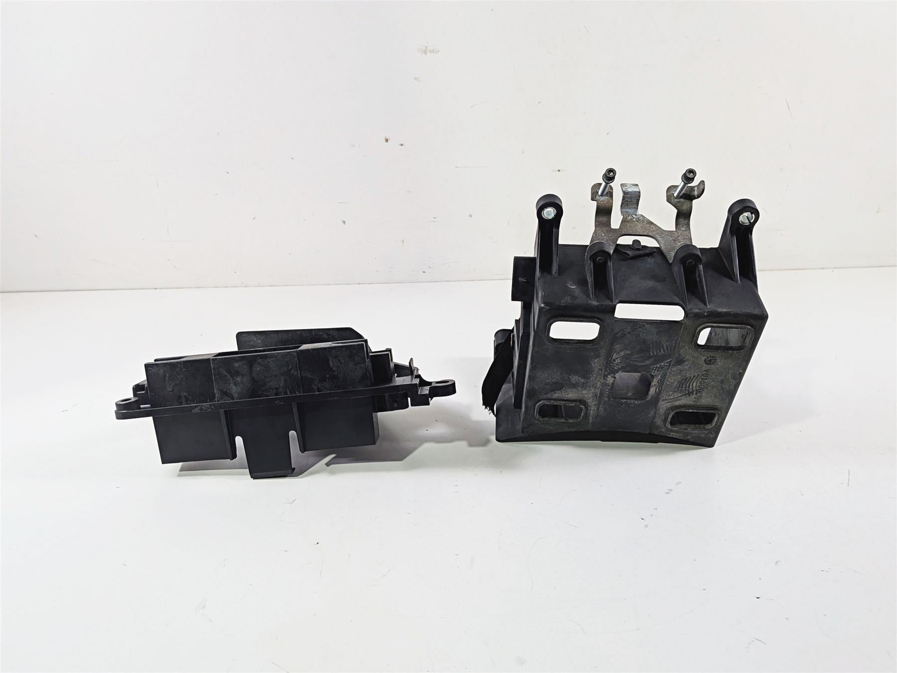 2020 Harley Touring FLTRK Road Glide Battery Electrical Tray -Read 69200175 {{ shop.shopifyCountryName }} - Mototech271