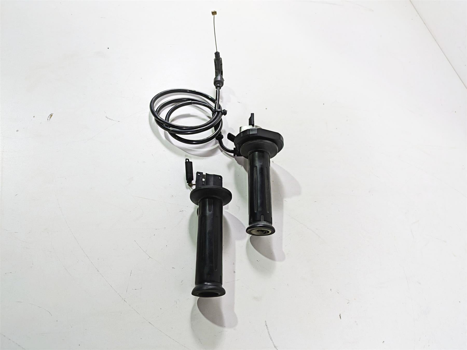 2012 BMW R1200R K27 Left Right Heated Hand Grip Set 61317727067 61317695470 {{ shop.shopifyCountryName }} - Mototech271
