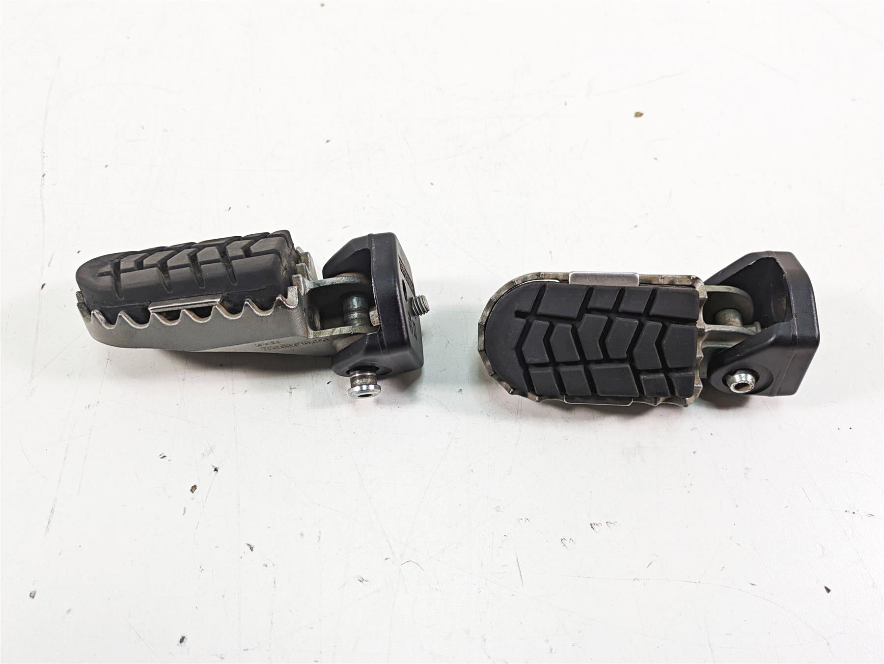 2020 KTM 1290 Super Adventure R Front Rider Driver Footpeg Set 60003040133 {{ shop.shopifyCountryName }} - Mototech271