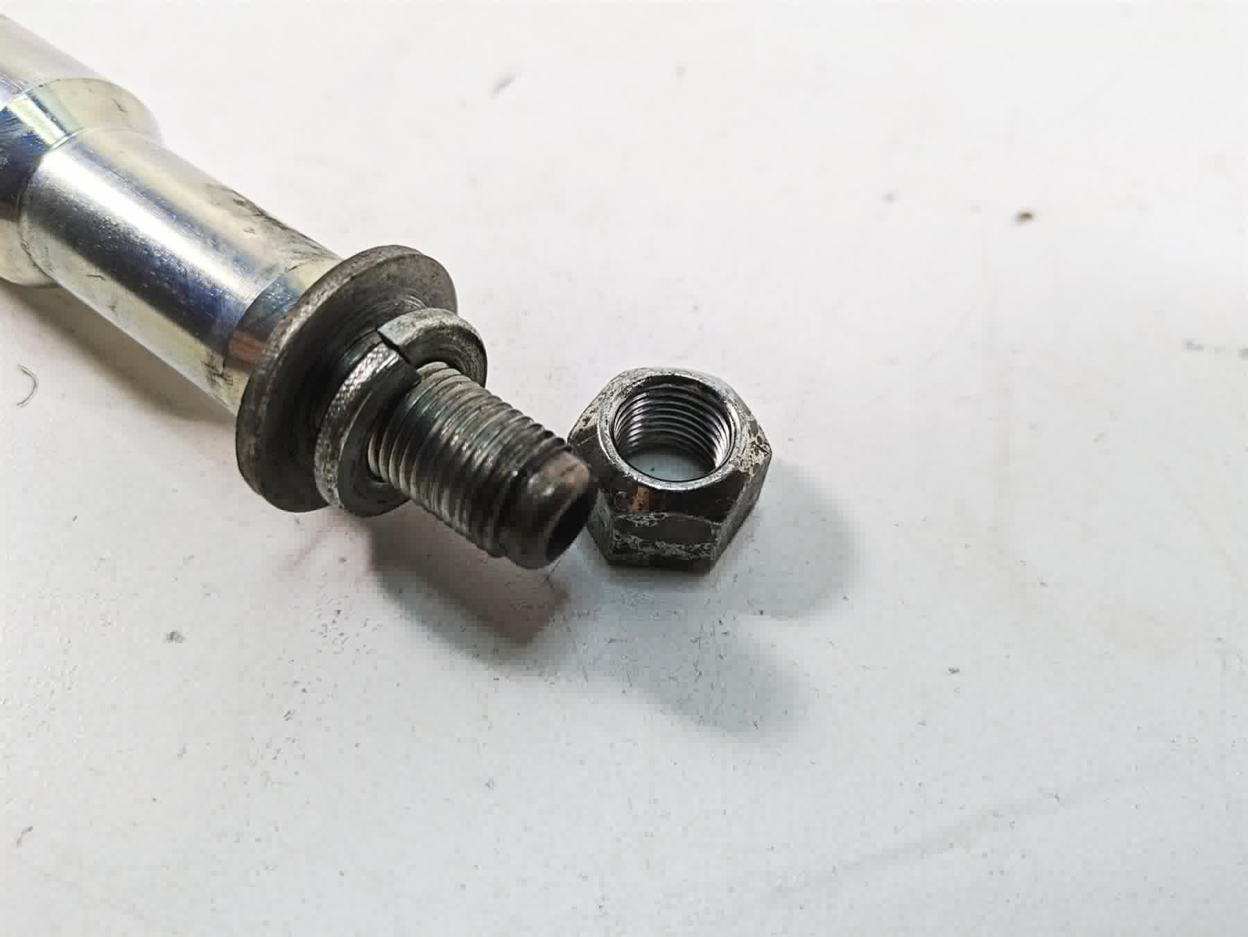 2006 Harley Touring FLHTCUI Electra Glide Front Wheel Spindle Axle 43364-00 {{ shop.shopifyCountryName }} - Mototech271
