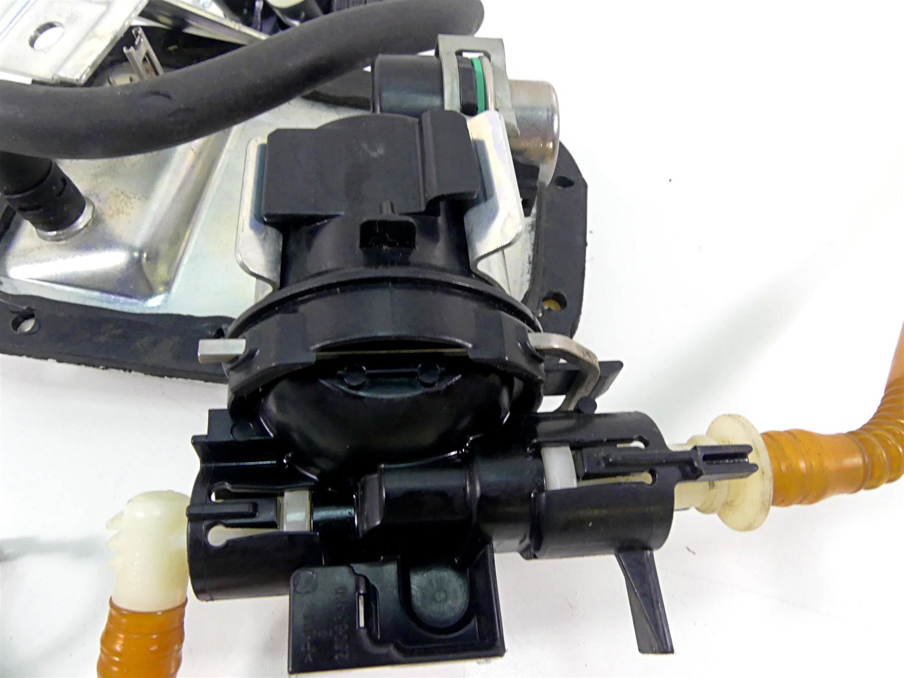 2011 Harley Softail FXS Blackline Fuel Gas Petrol Pump + Level Sender 75141-11A {{ shop.shopifyCountryName }} - Mototech271