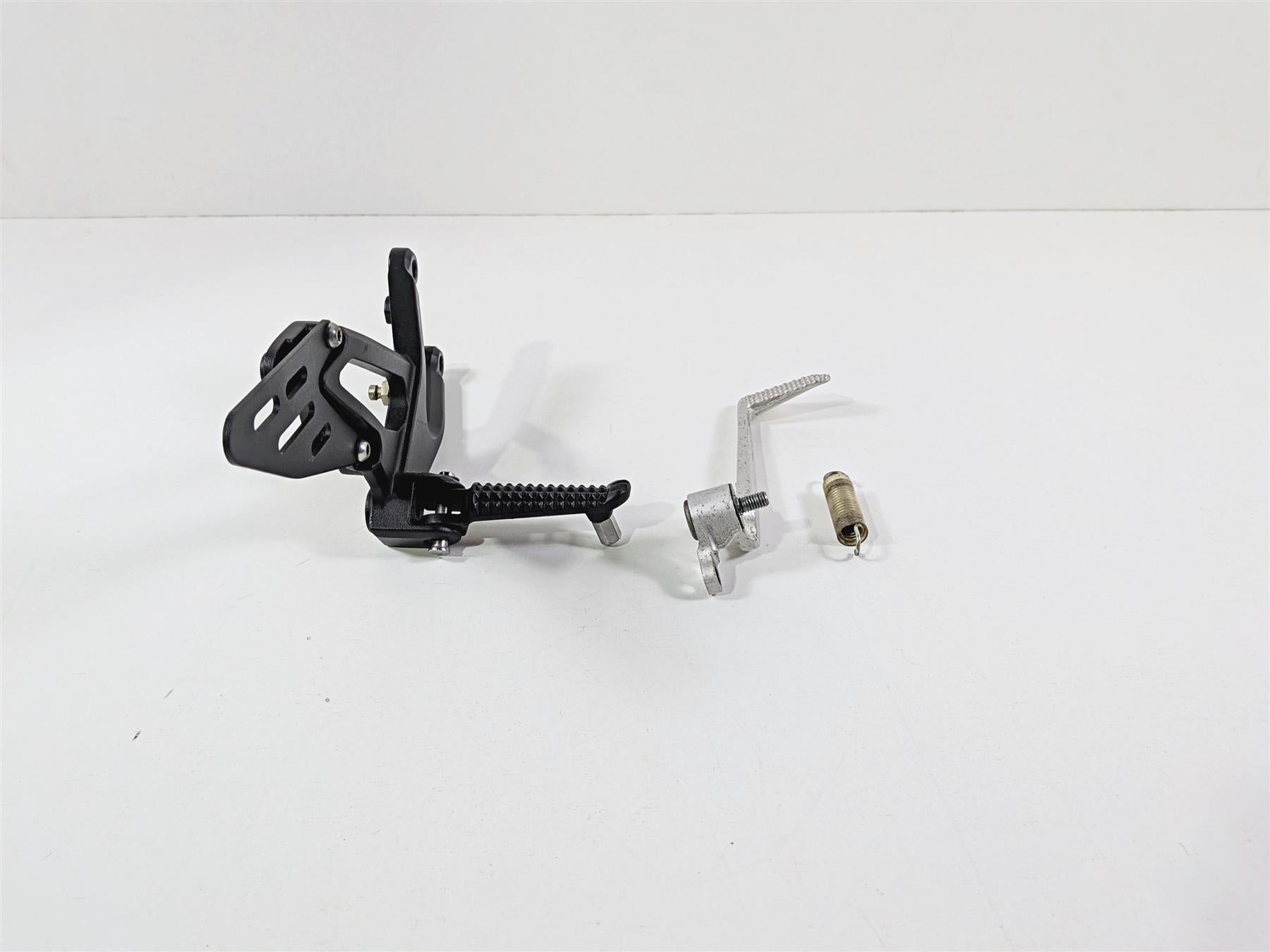2008 Yamaha YZF R1 RN19 Front Right Foot Peg & Brake Pedal 4C8-27443-00-00 {{ shop.shopifyCountryName }} - Mototech271