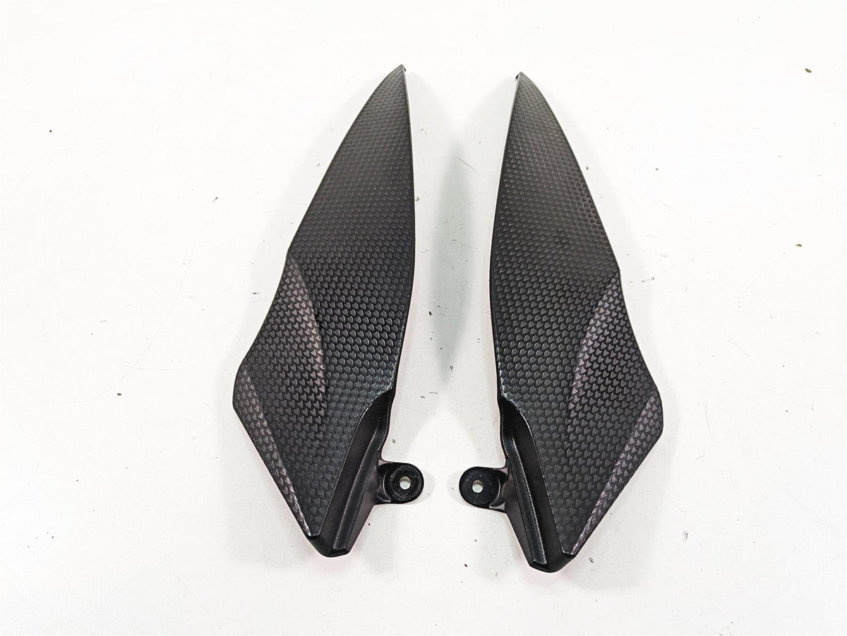 2007 Yamaha R1 YZFR1 Side Trim Infill under Tank Side Cover Fairing 4C8-24139-00 {{ shop.shopifyCountryName }} - Mototech271
