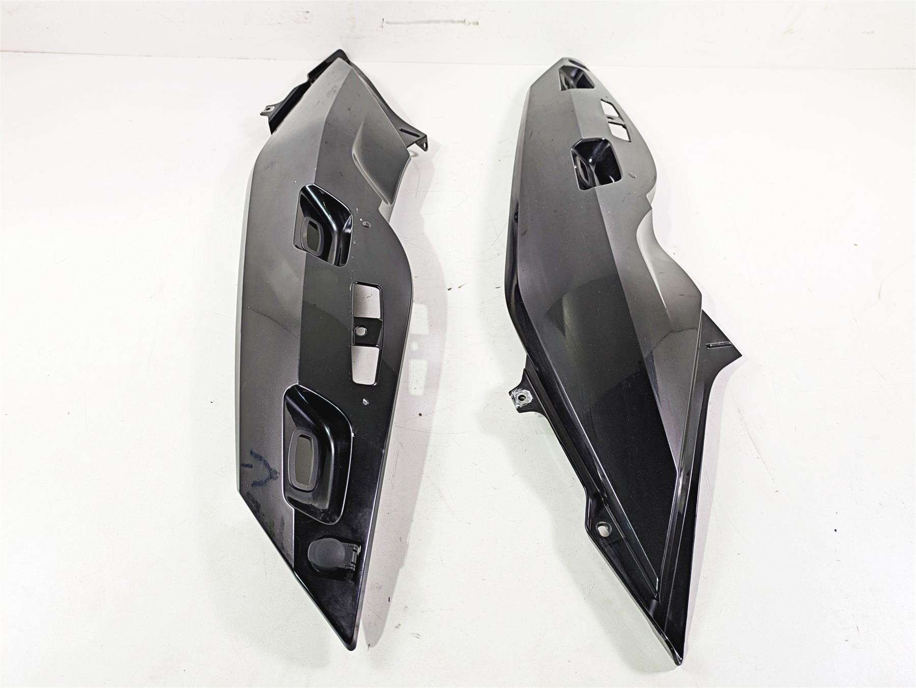 2009 BMW R1200RT K26 Tail Fairing Cover Cowl Set 46637681571 46637681572 {{ shop.shopifyCountryName }} - Mototech271