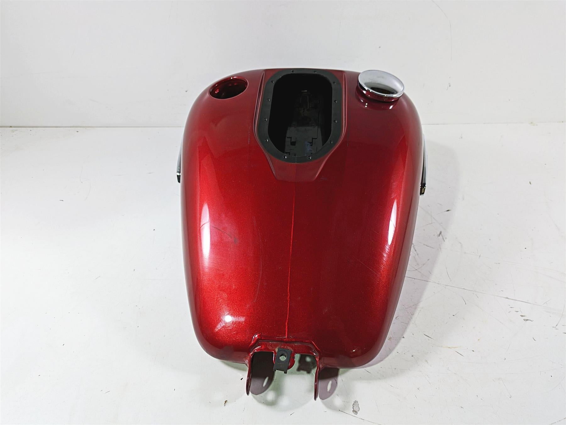 2012 Harley FLD Dyna Switchback Fuel Gas Petrol Tank 61593-10 {{ shop.shopifyCountryName }} - Mototech271