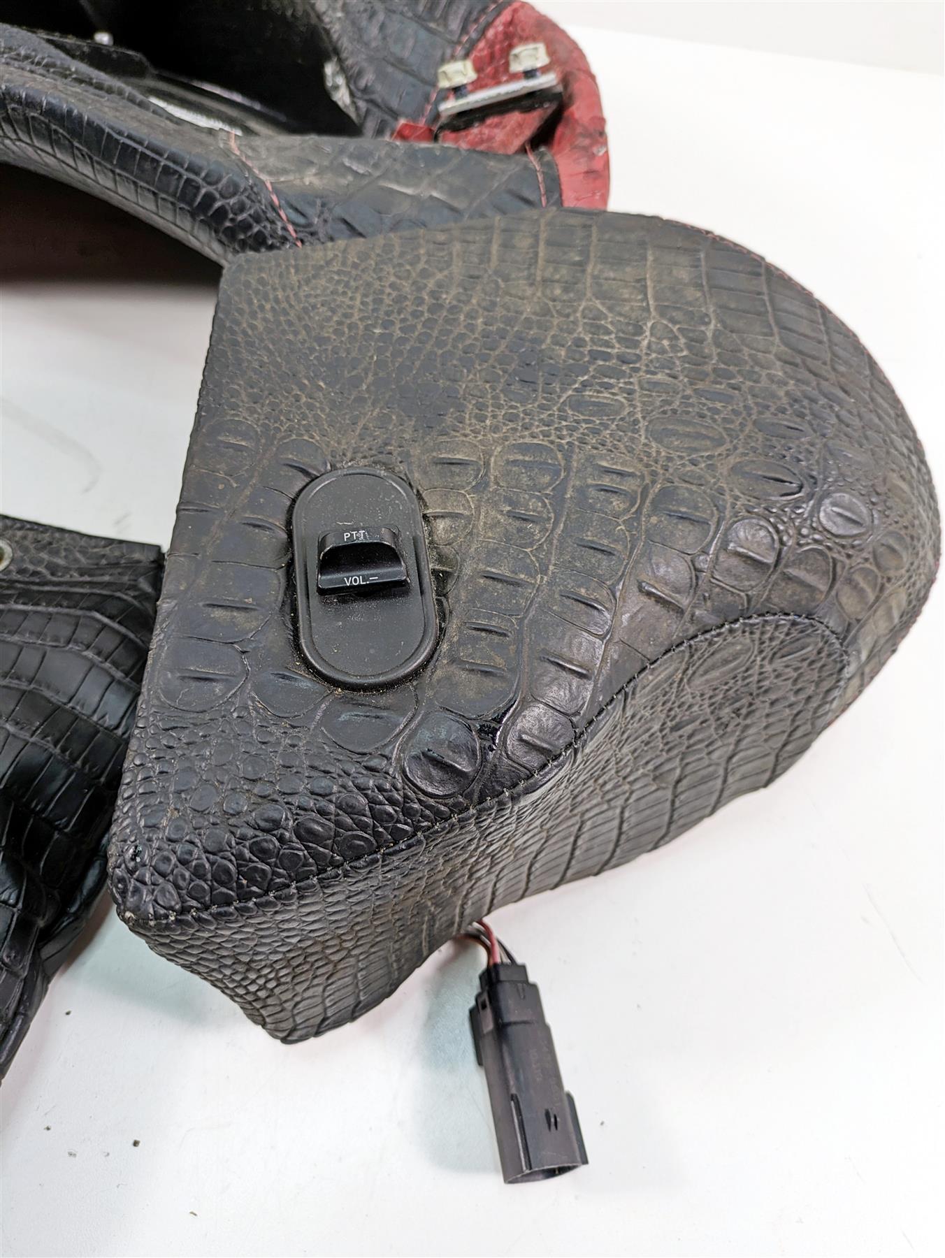 09-13 Harley Touring Alligator Skin Trunk Backrest & Speaker Housings 52950-10 {{ shop.shopifyCountryName }} - Mototech271