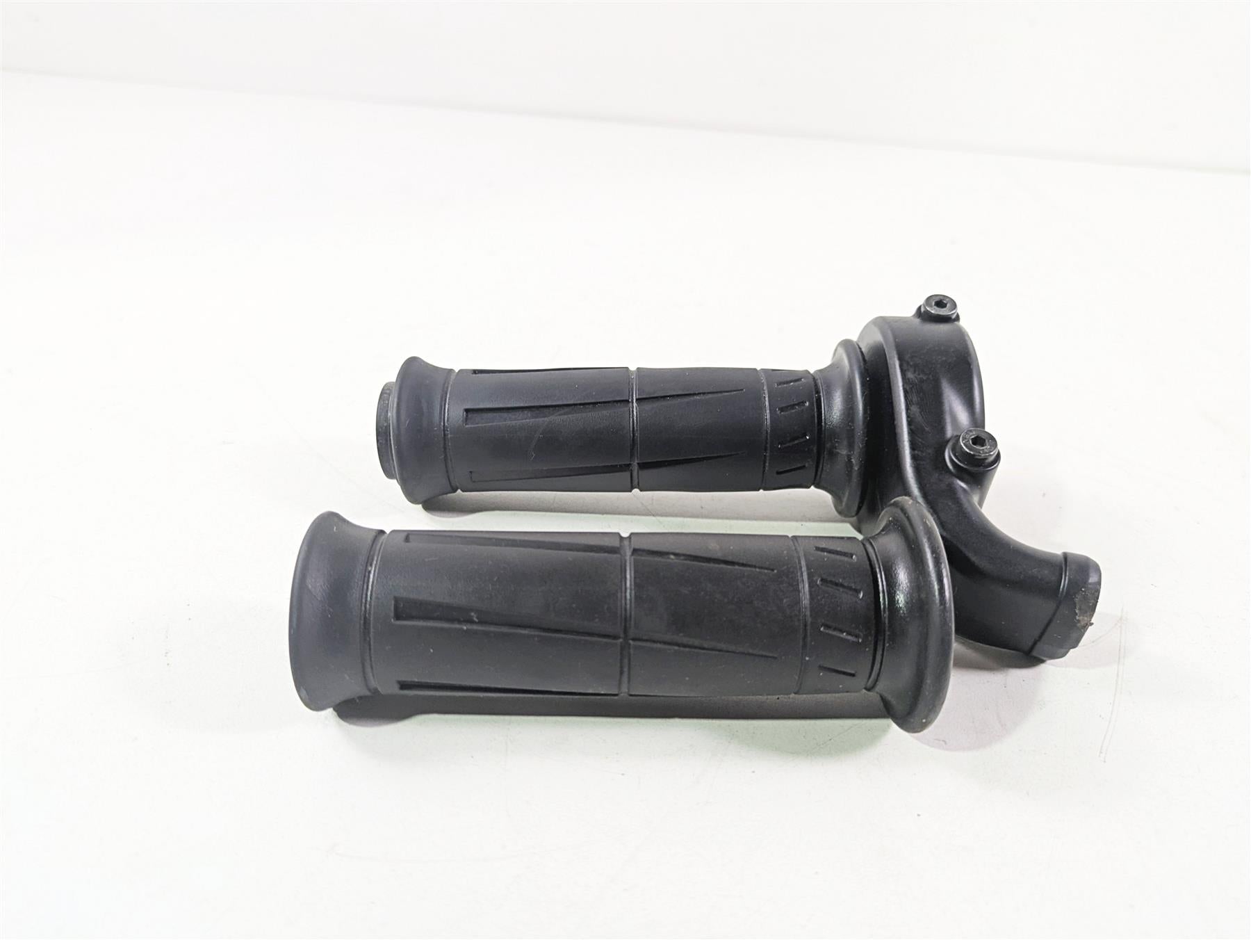 2024 Kawasaki ZX6R ZX636 Ninja Throttle Grip Handle Set 46019-0020 {{ shop.shopifyCountryName }} - Mototech271