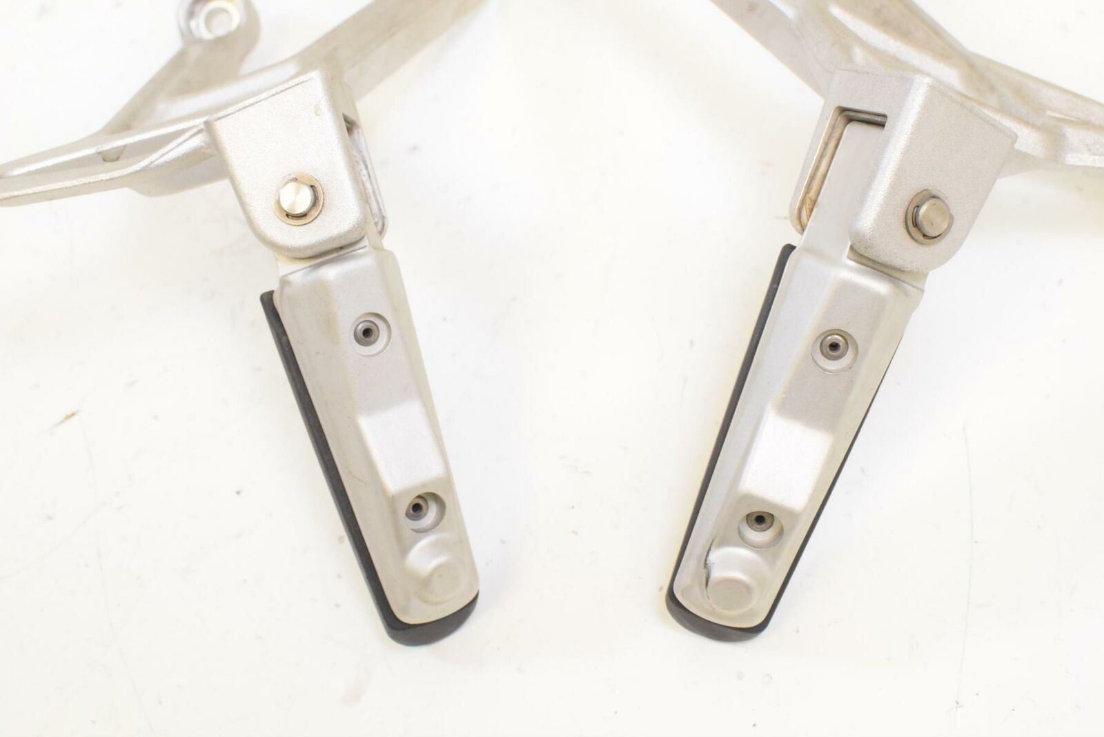 2016 BMW R1200R R1200 R K53 Passenger Footpeg Foot Peg Rest SET 46718540799 {{ shop.shopifyCountryName }} - Mototech271