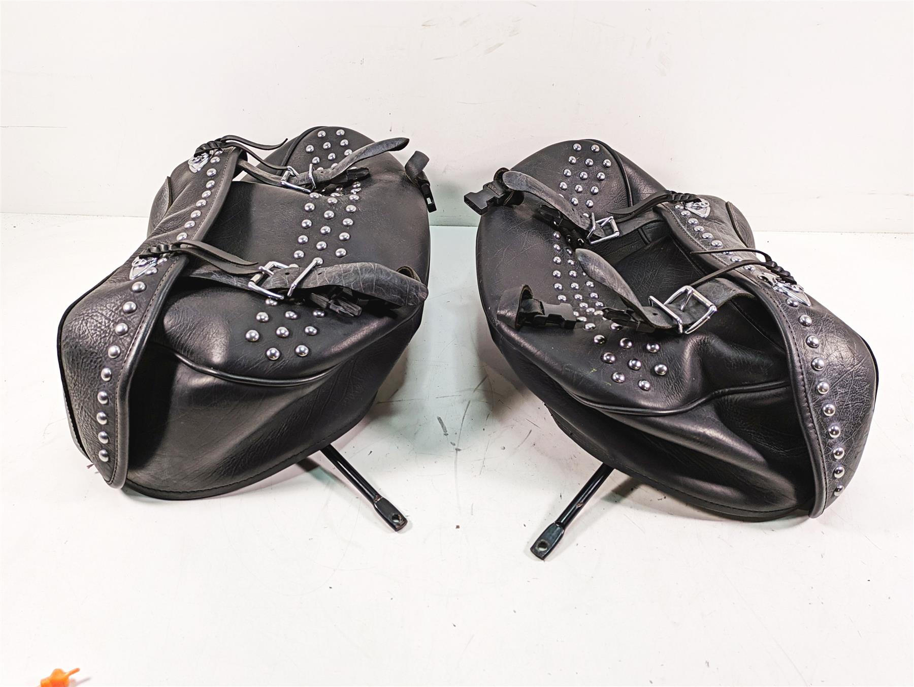 2013 Harley Softail FLSTC Heritage Classic Saddlebag & Mount Set 90477-09 {{ shop.shopifyCountryName }} - Mototech271