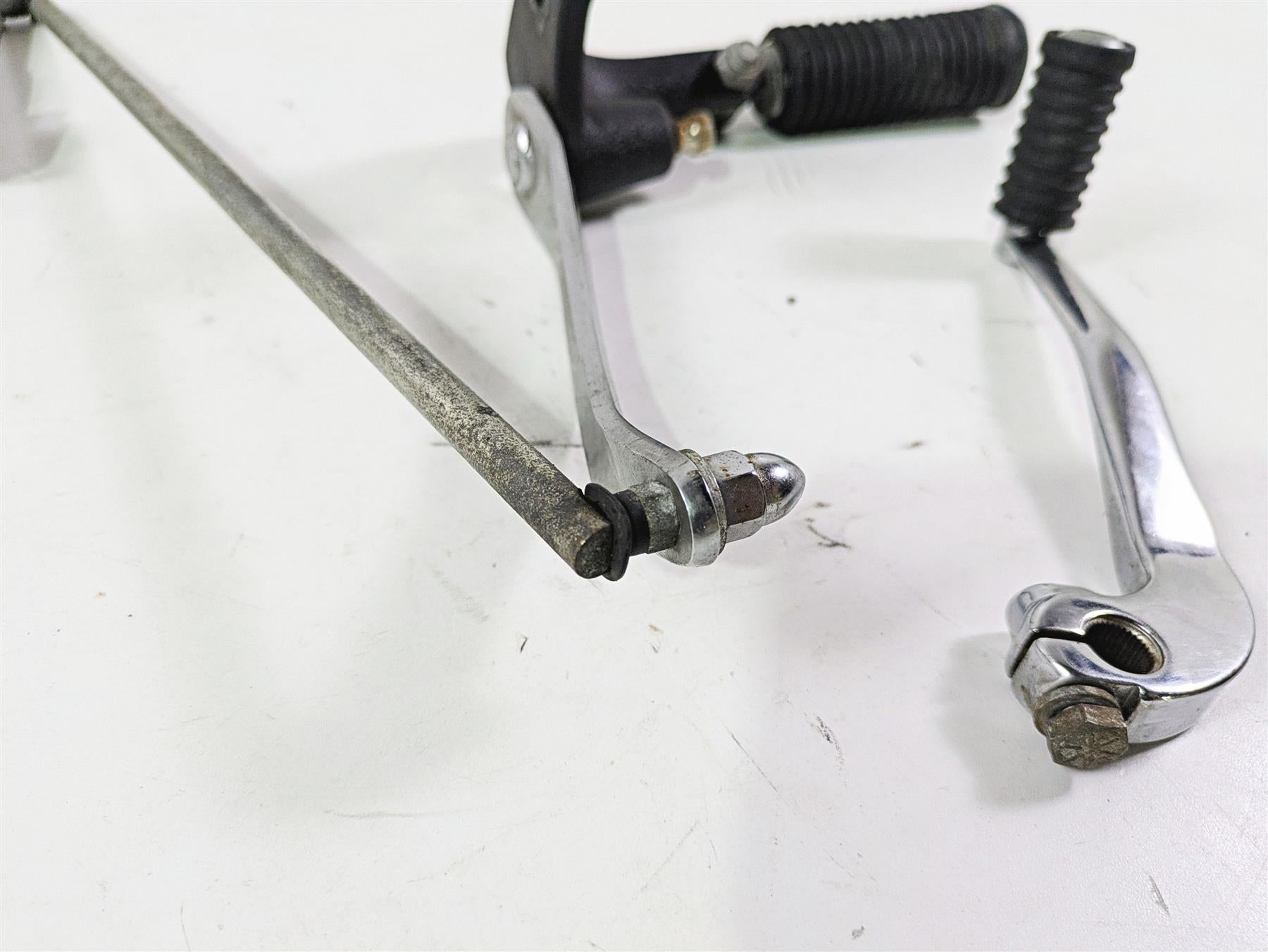 2015 Harley FXDF Dyna Fat Bob Front Left Fw Footpeg & Shifter 33693-03 34564-90B {{ shop.shopifyCountryName }} - Mototech271