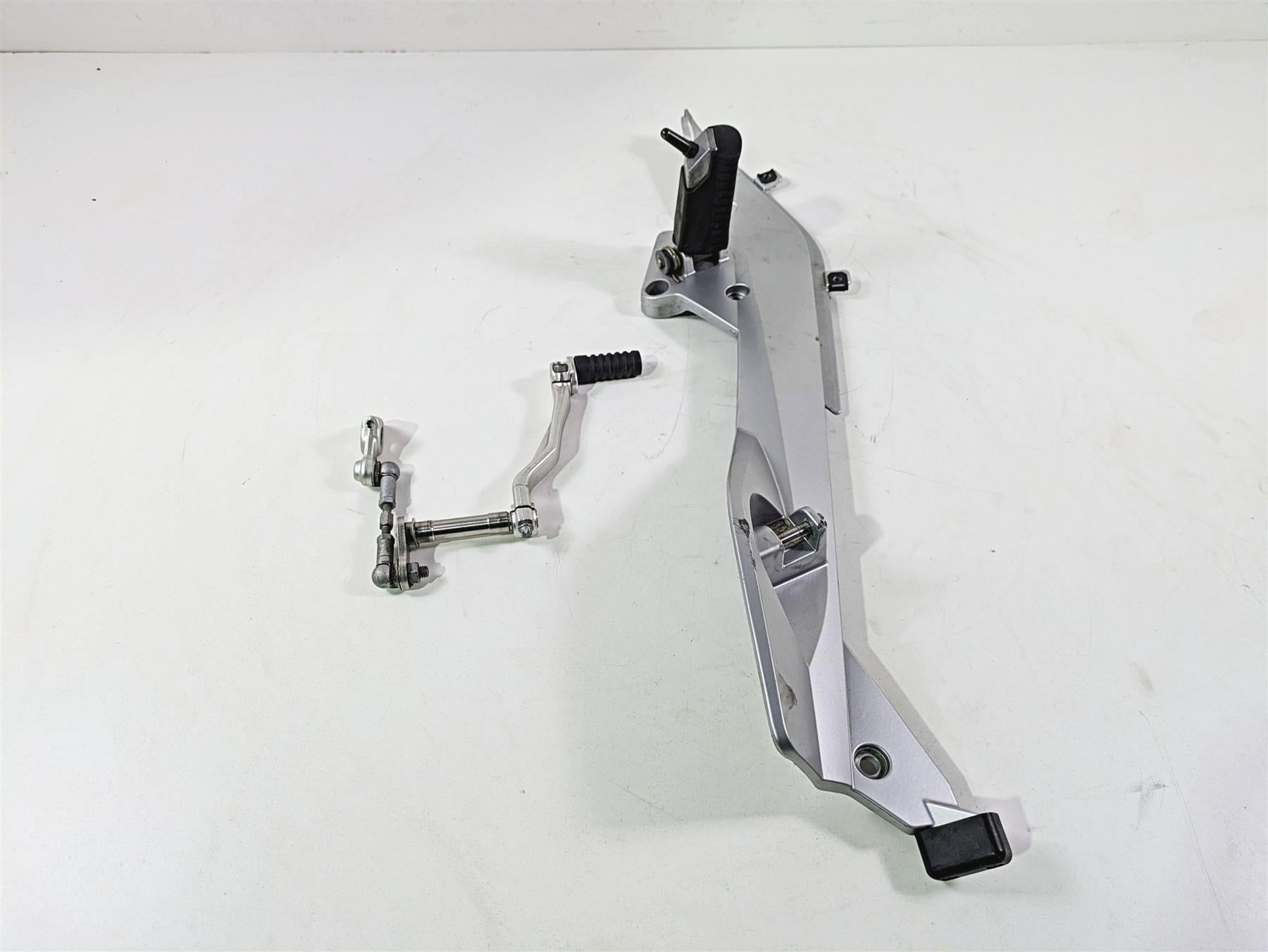 2010 BMW R1200RT K26 Left Foot Peg Bracket & Shifter Shift Lever 46717675289 {{ shop.shopifyCountryName }} - Mototech271