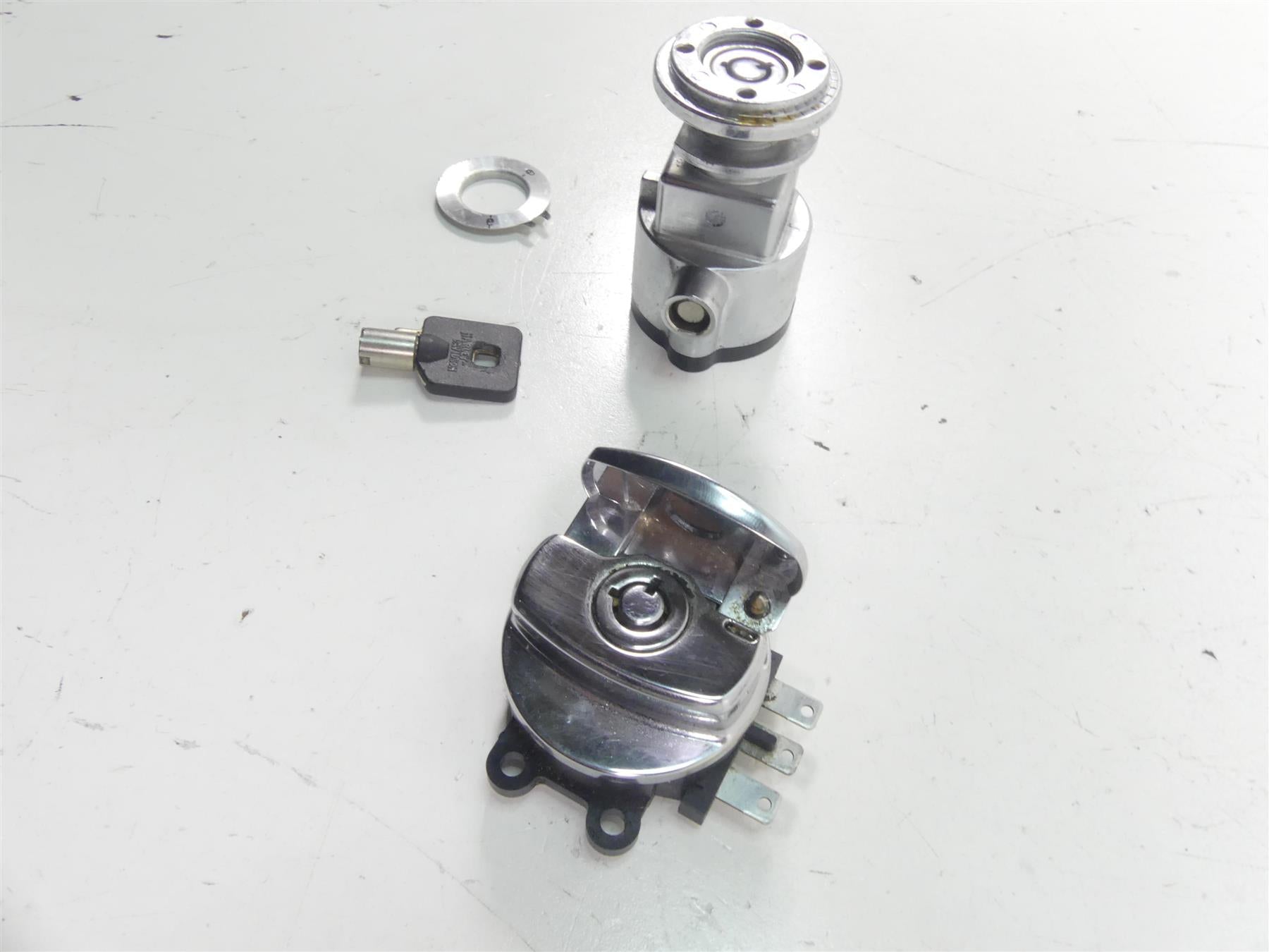 2010 Harley FXDWG Dyna Wide Glide Ignition Switch Key Steering Lock Set 71475-06 {{ shop.shopifyCountryName }} - Mototech271