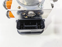 Load image into Gallery viewer, 2025 Yamaha YZF R7 Abs Brake Pump Control Module 2K BEB-85930-07-00 BEB-85930-03
