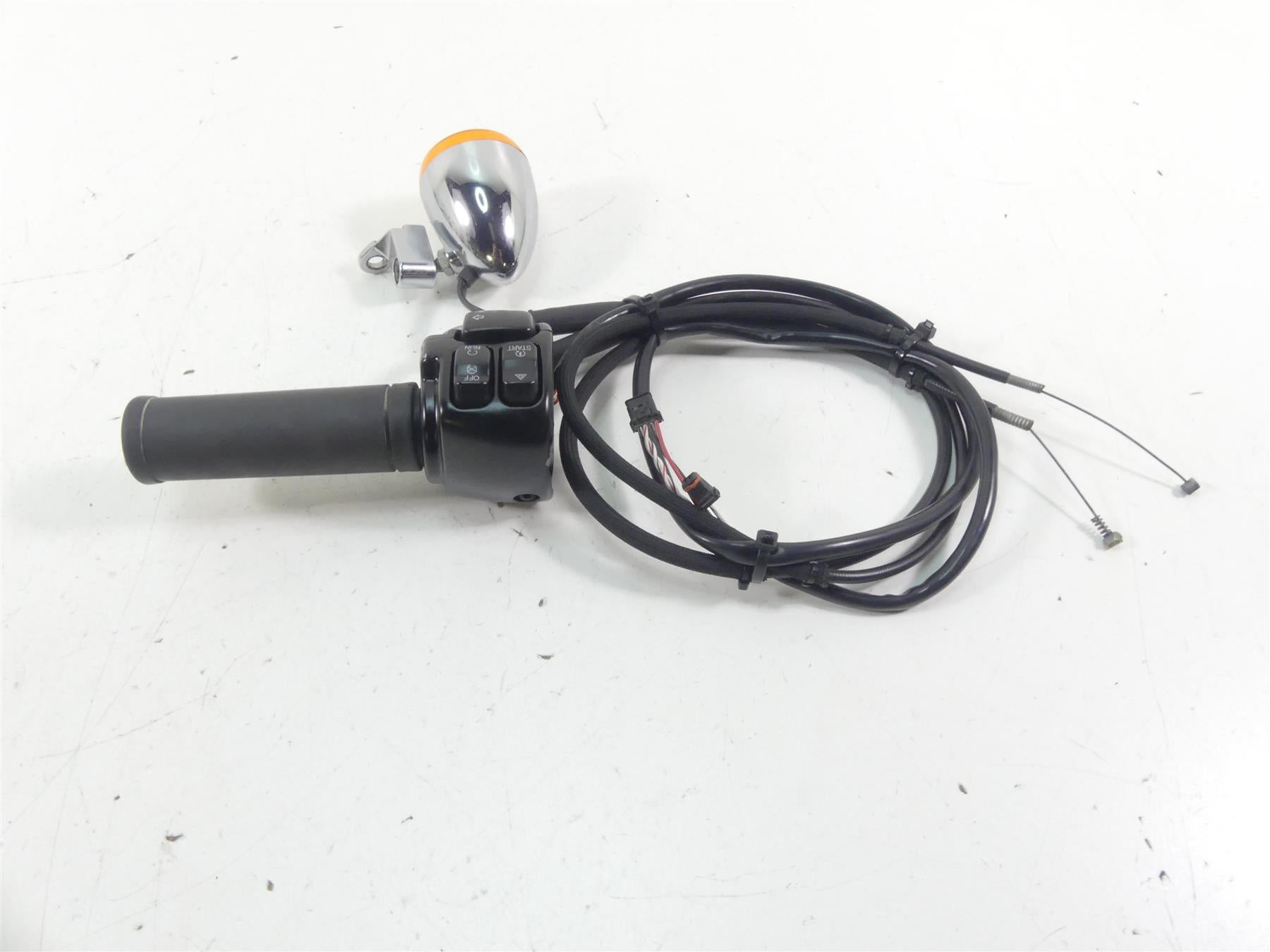 2015 Harley FXDF Dyna Fat Bob Right Control Switch Throttle + Blinker 72944-12 {{ shop.shopifyCountryName }} - Mototech271