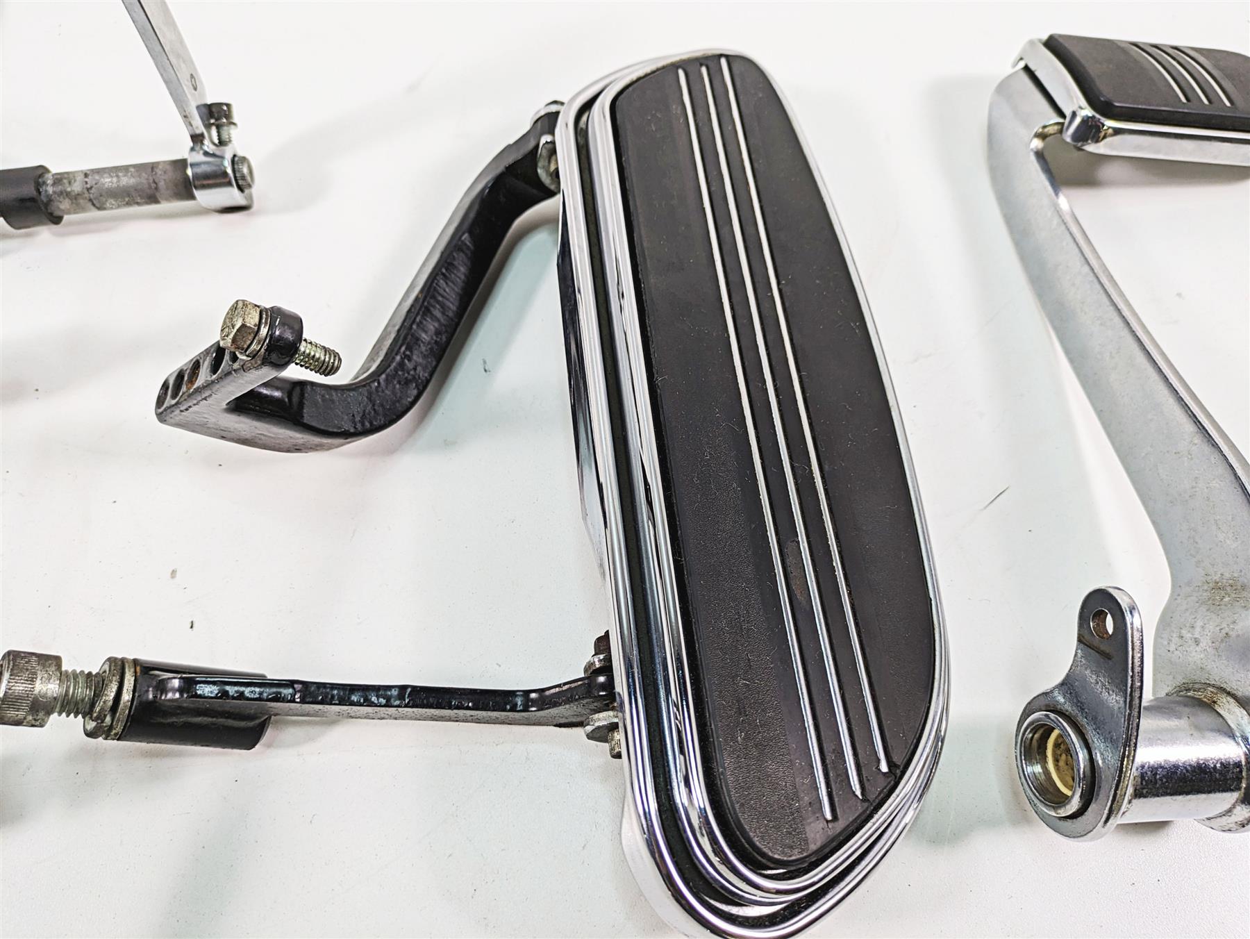 2006 Harley Touring FLHXI Street Glide Floor Board Foot Peg Lever Set 50688-04 {{ shop.shopifyCountryName }} - Mototech271