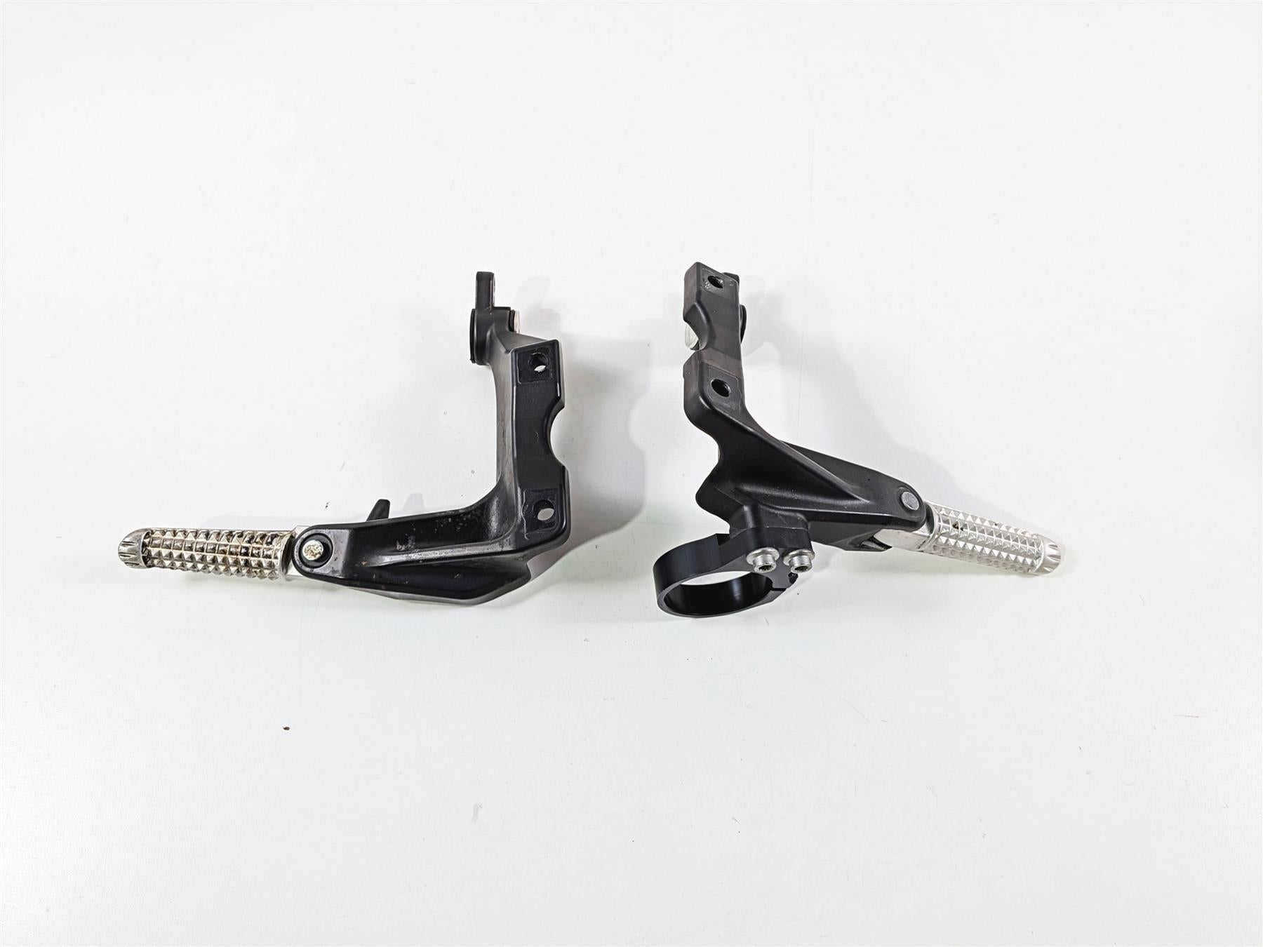 2009 Yamaha VMX17 V-Max 1700 Rear Passenger Footpeg Set - Read 2S3-27430-00-00-Mototech271