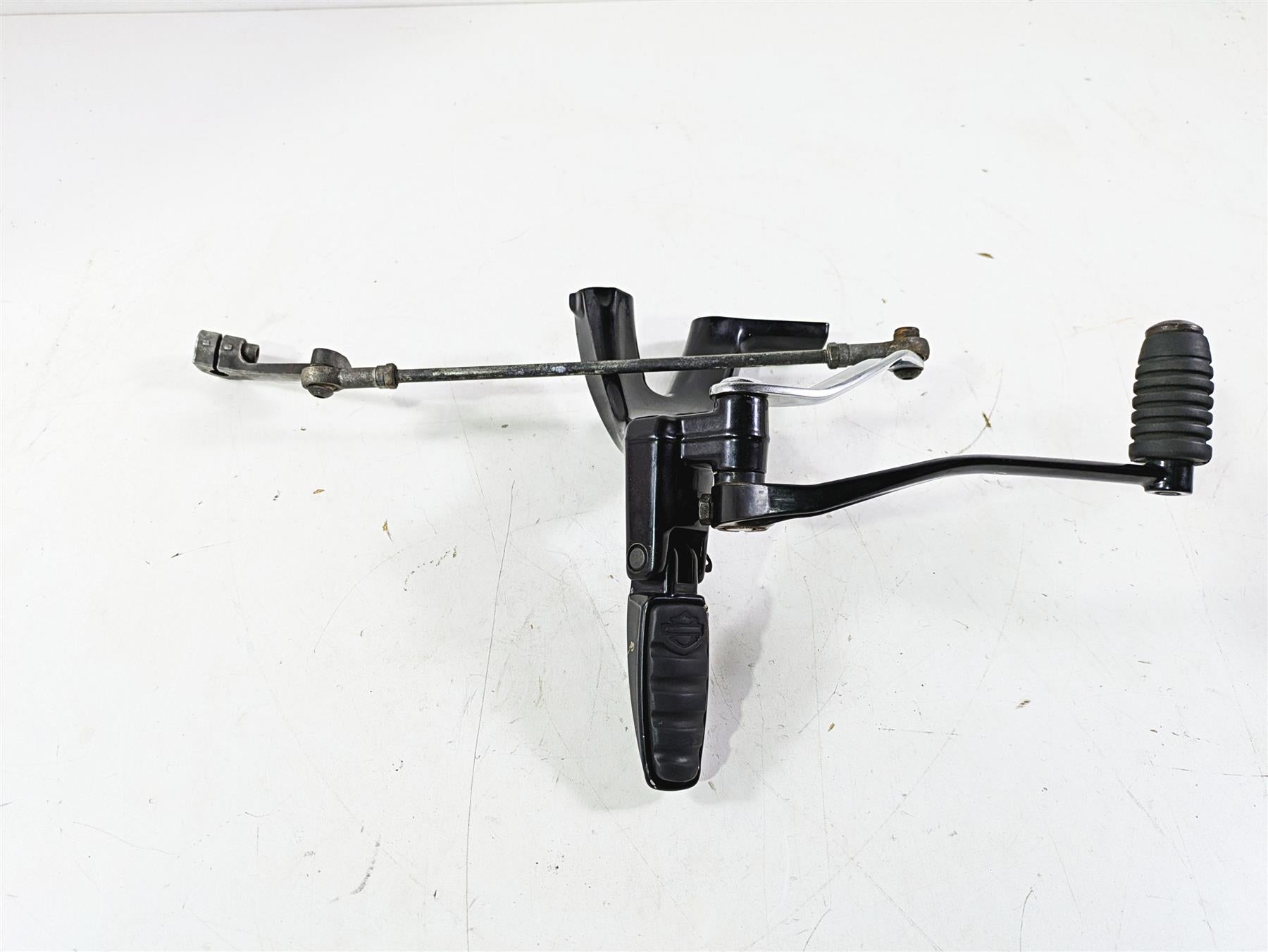 2018 Harley Softail FXFBS Fat Bob Left Rider Footpeg & Shifter 33600134 33600211 {{ shop.shopifyCountryName }} - Mototech271