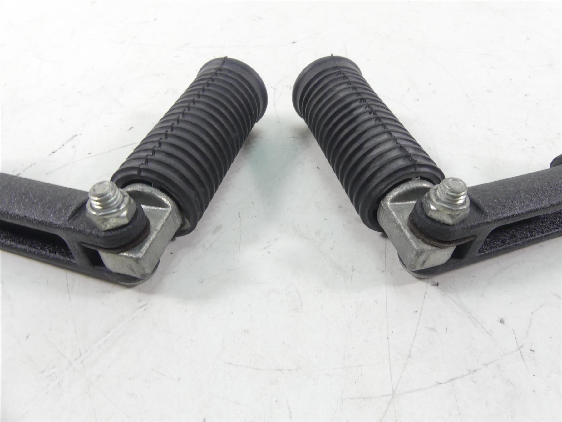 2009 Harley FXDF Dyna Fat Bob Nice Rear Passenger Footpeg Set 49224-06A 49230-06 {{ shop.shopifyCountryName }} - Mototech271