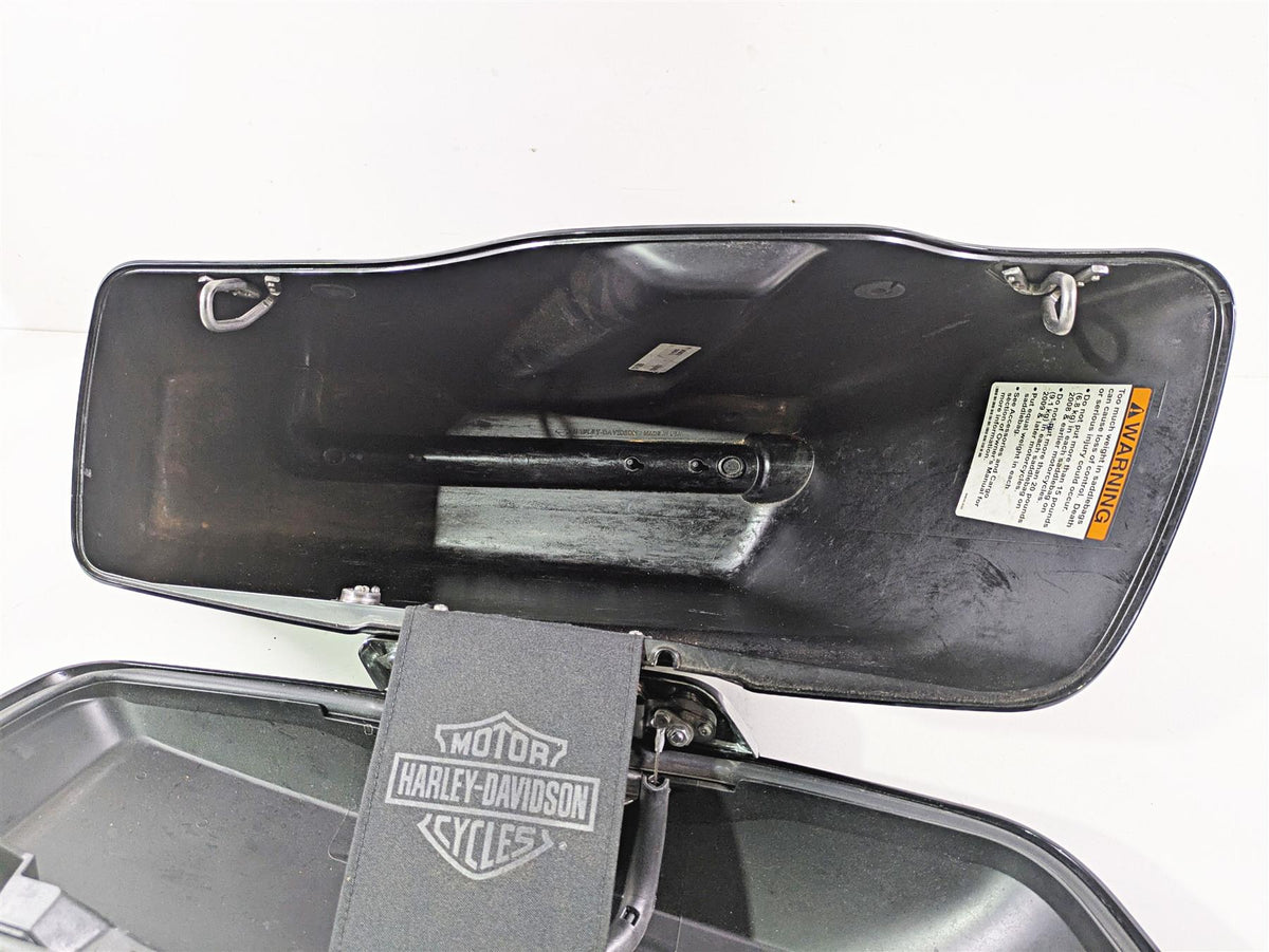 2021 Harley Touring FLTRX Road Glide Right Saddlebag Saddle Bag 90200412 {{ shop.shopifyCountryName }} - Mototech271
