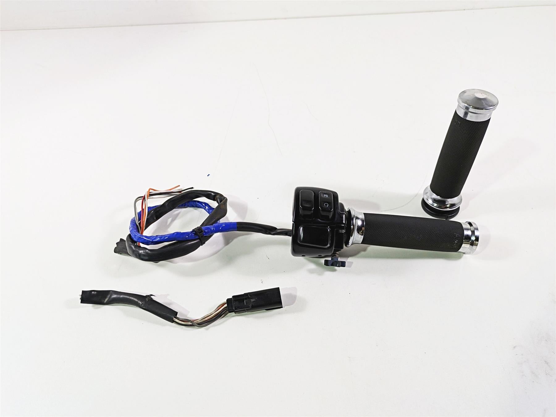 2009 Harley FLSTSB Cross Bones Right Hand Control Switch - Read 71684-06A