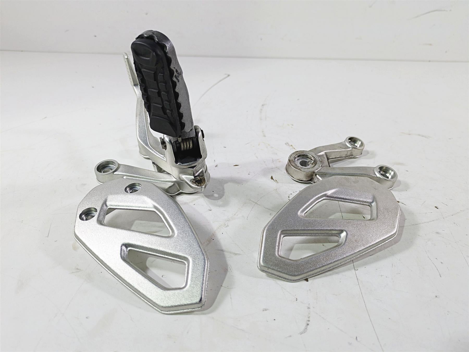 2019 BMW S1000XR K49 Right Rider Footpeg & Brake Pedal Set - Read 46718553836 {{ shop.shopifyCountryName }} - Mototech271