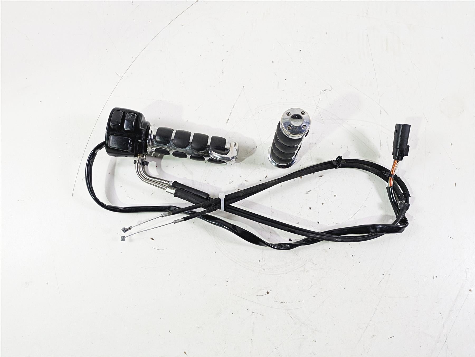 2011 Harley FXDC Dyna Super Glide Right Hand Control Switch & Grips 71684-06A {{ shop.shopifyCountryName }} - Mototech271