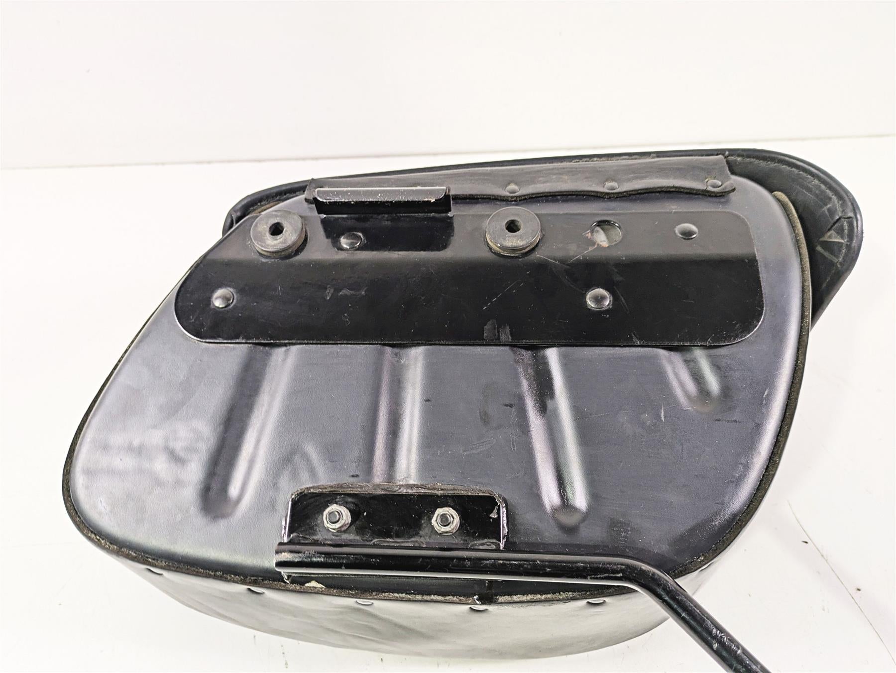2004 Harley Softail FLSTF Fat Boy Left Side Saddlebag + Mount 90452-04 {{ shop.shopifyCountryName }} - Mototech271
