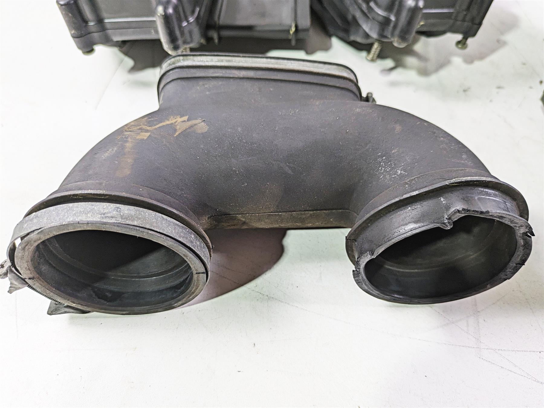 2004 Yamaha XVZ1300 Royal Star Air Box Cleaner Breather Set 4XY-1442A-00-00 {{ shop.shopifyCountryName }} - Mototech271