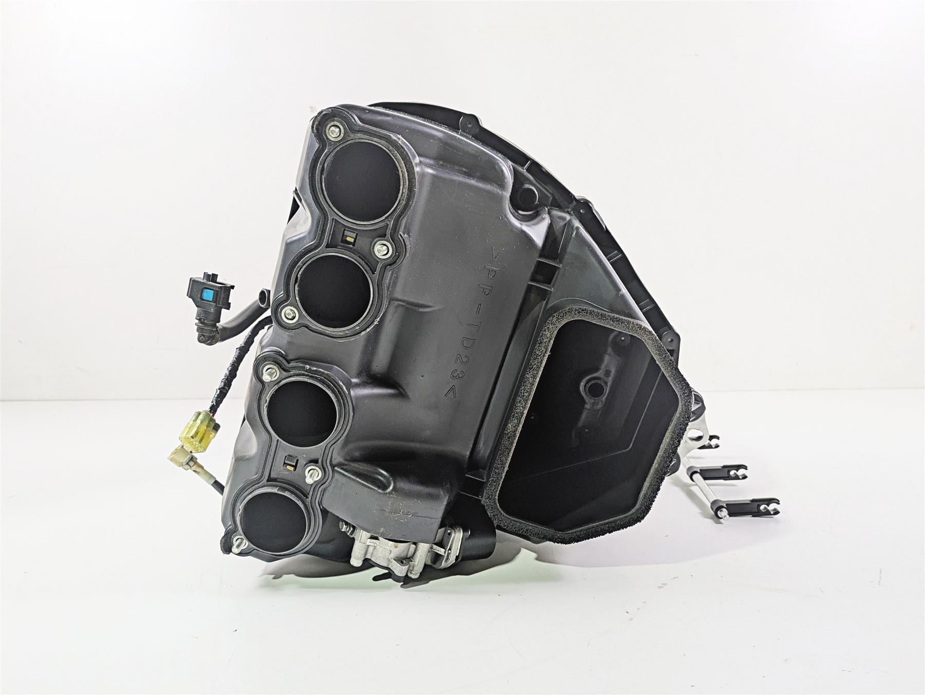 2014 Yamaha YZFR1 R1 RN22 Air Box Cleaner & Injectors & Actuator 14B-14411-01-00 {{ shop.shopifyCountryName }} - Mototech271