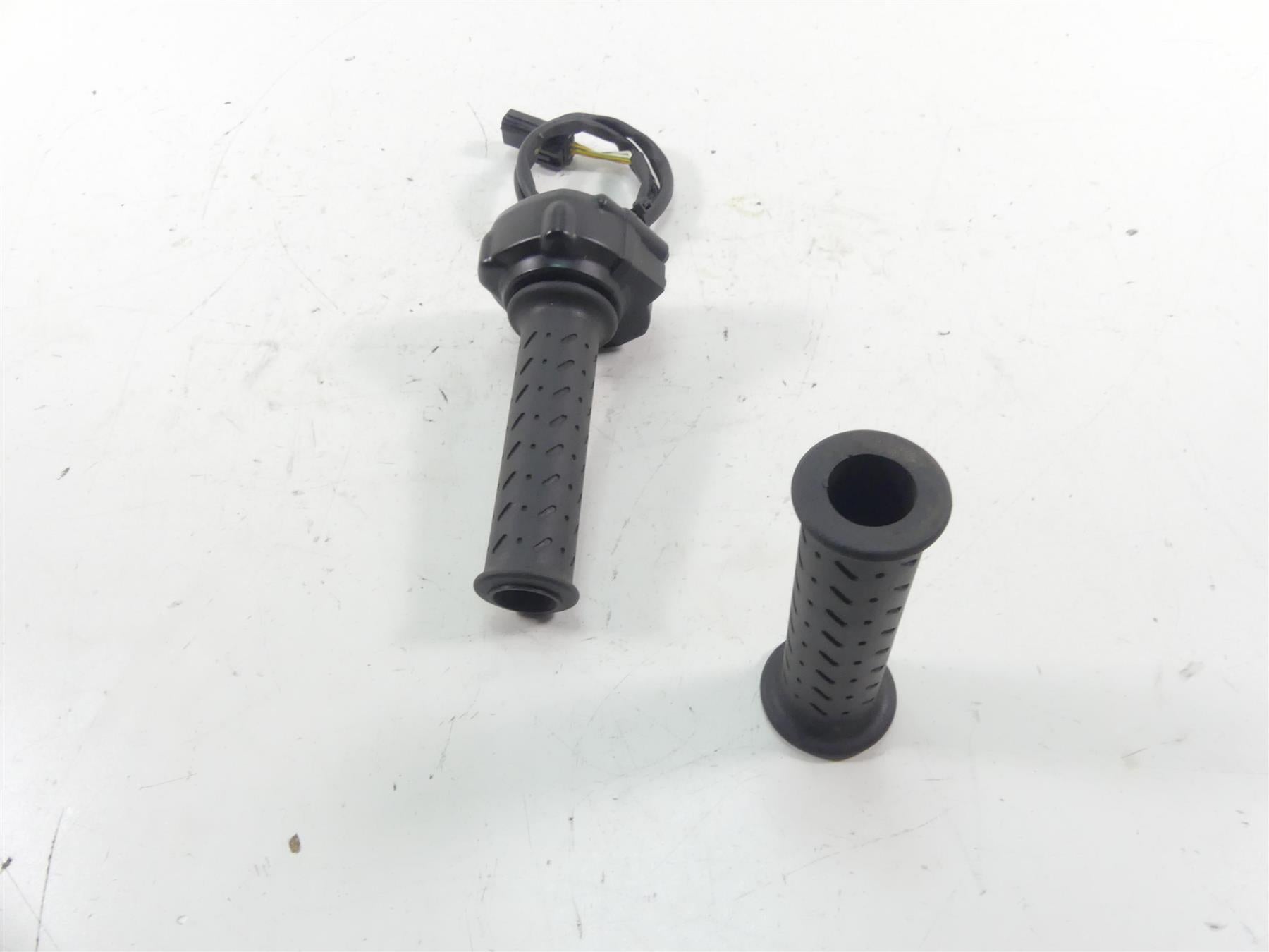 2017 Triumph Thruxton 1200 R Fly Ride By Wire Throttle Grip Handle Set T2044045 {{ shop.shopifyCountryName }} - Mototech271