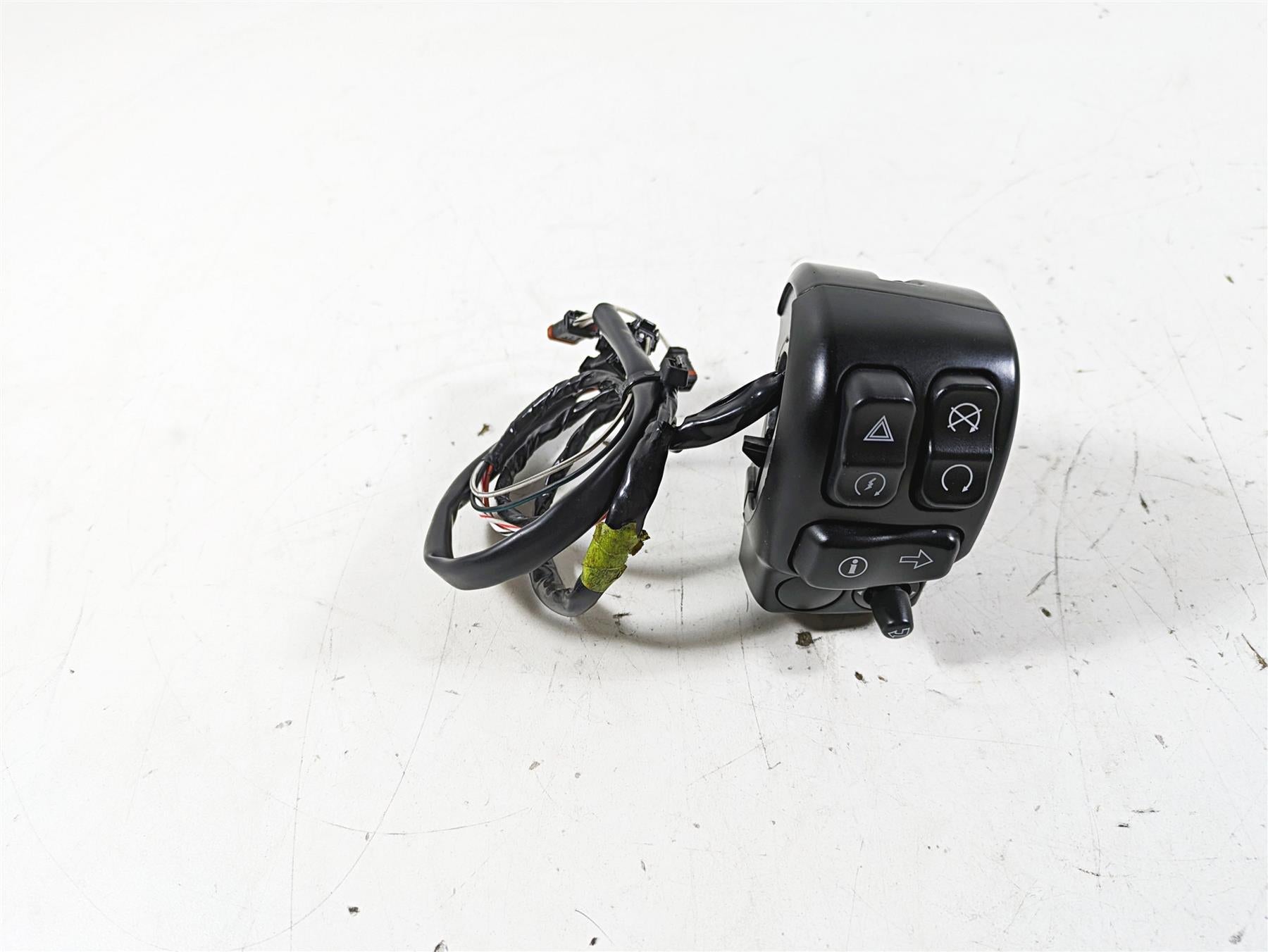 2015 Harley Touring FLHXS Street Glide Right Hand Start Control Switch 71500129C