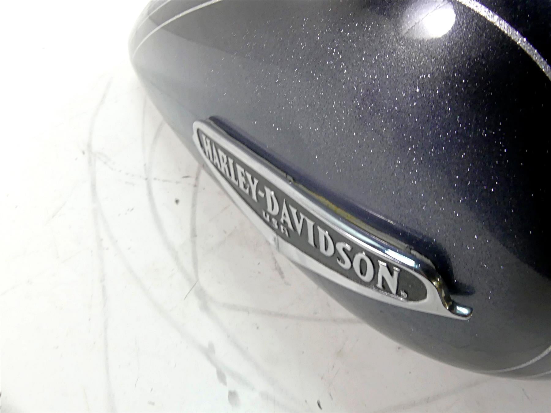 2007 Harley Touring FLHRC Road King Fuel Gas Petrol Tank - Read 61268-03 {{ shop.shopifyCountryName }} - Mototech271