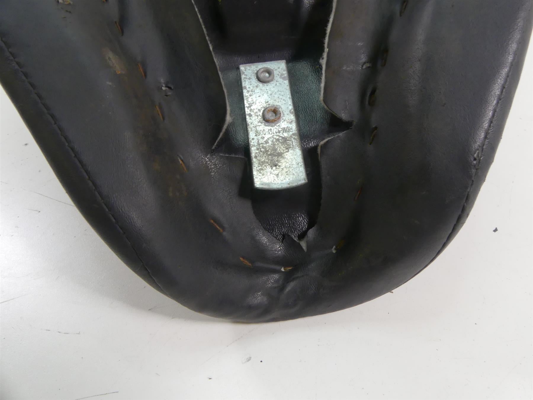 2004 Harley Softail FLSTFI Fat Boy Front Driver Rider Saddle Seat -Read 52218-00 {{ shop.shopifyCountryName }} - Mototech271