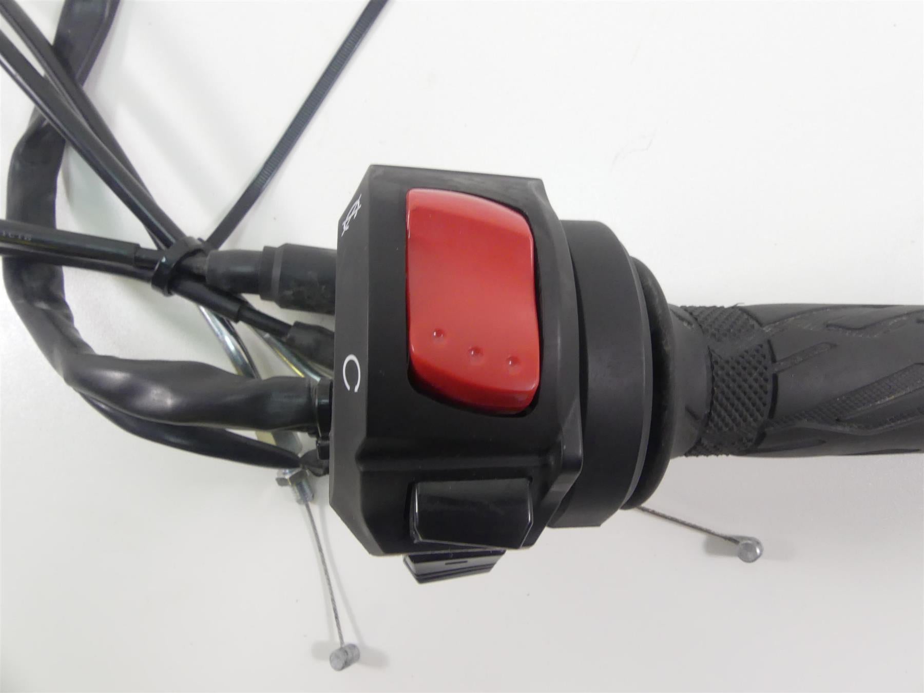 2022 Suzuki GSXR750 Right Hand Control Switch Throttle & Grips -Read 37200-47H30 {{ shop.shopifyCountryName }} - Mototech271