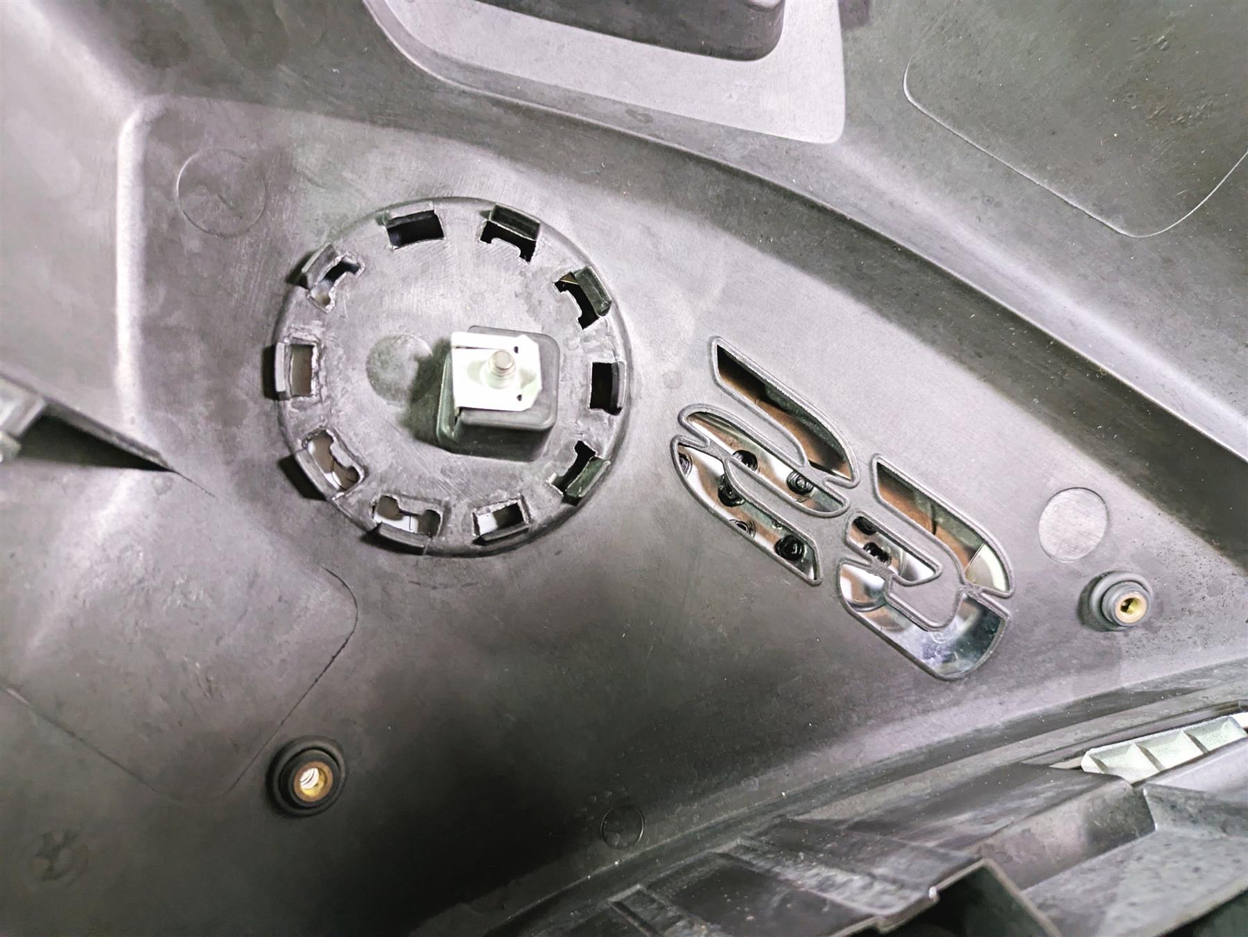 2017 BMW F800GS Adv K75 Right Main Tank Fairing Cover 46638530530 {{ shop.shopifyCountryName }} - Mototech271