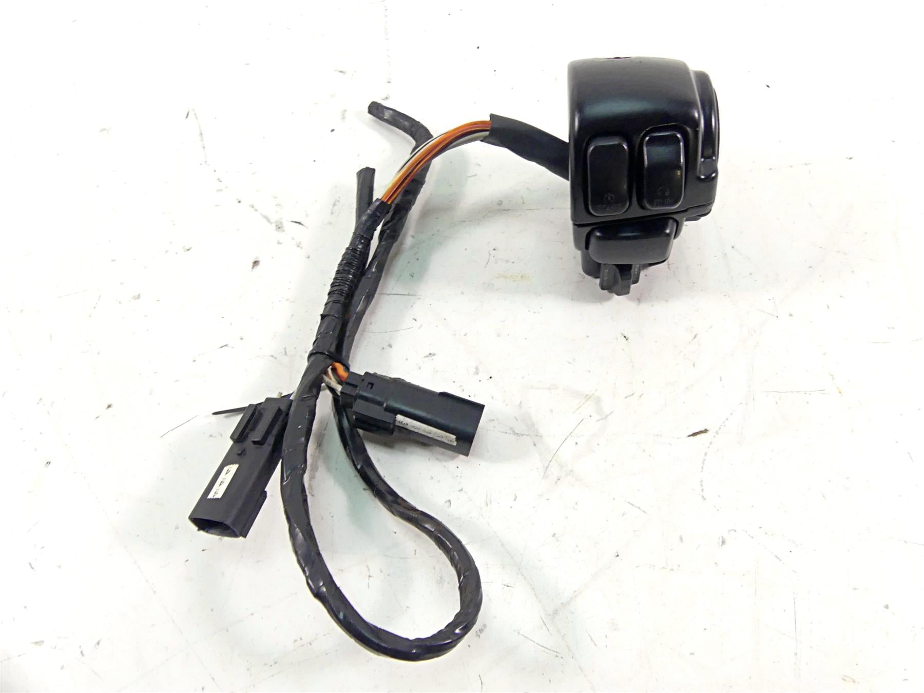 2010 Harley Touring FLHRC Road King Right Hand Control Switch 71684-06A 71683-06 {{ shop.shopifyCountryName }} - Mototech271