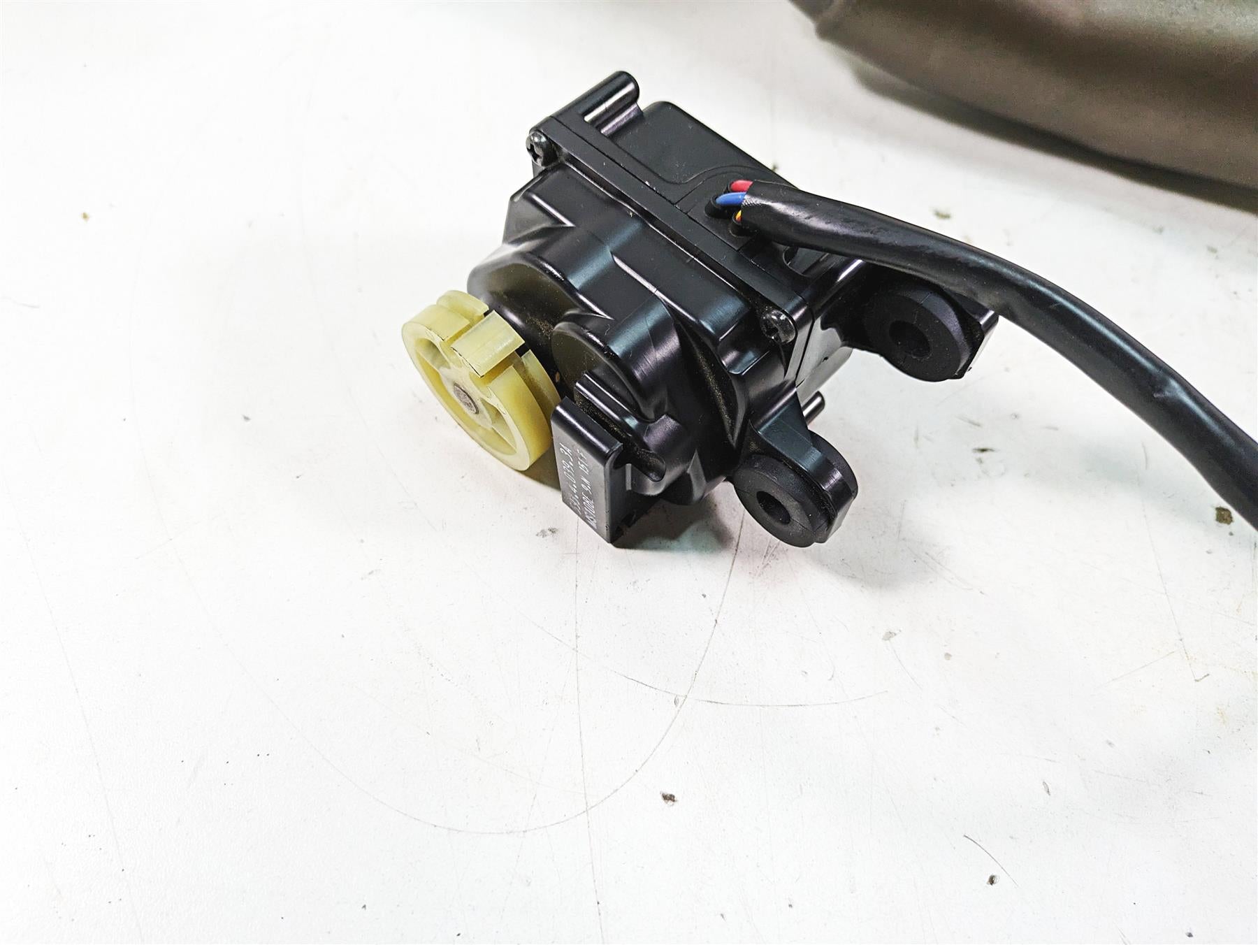 2020 Ducati Scrambler 1100 Sport Pro Exhaust Pipe Header & Actuator 57212081AA {{ shop.shopifyCountryName }} - Mototech271