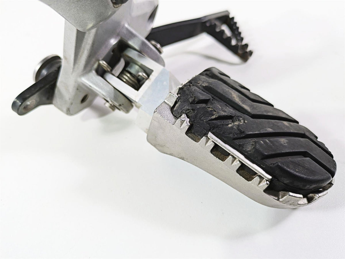 2015 Triumph Tiger Explorer XC Right Front Footpeg & Brake Pedal - Read T2080788 {{ shop.shopifyCountryName }} - Mototech271