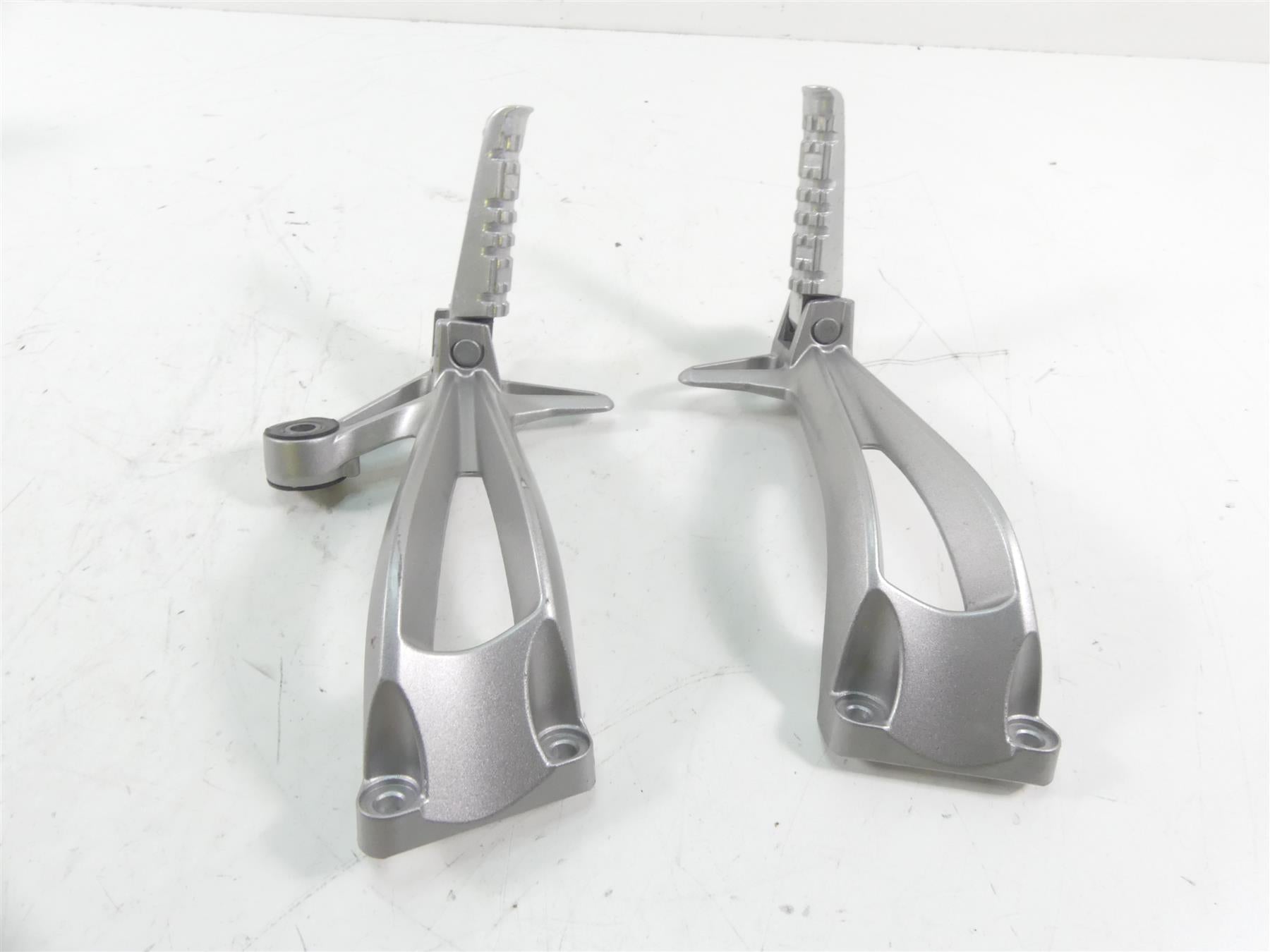2007 Yamaha FZ1 Fazer Rear Passenger Footpeg Foot Peg Set 2D1-2742L-00-00 {{ shop.shopifyCountryName }} - Mototech271