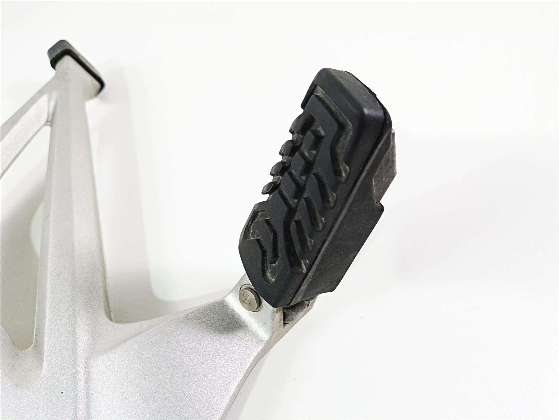 2019 BMW R1250RT K52 Rear Passenger Footpeg Set 46718534789 46718534790 {{ shop.shopifyCountryName }} - Mototech271