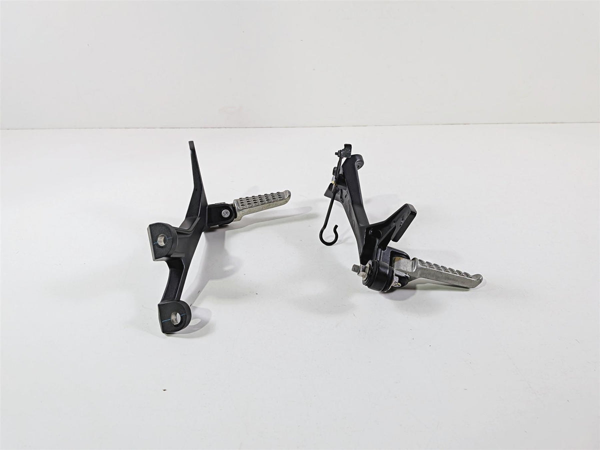 2024 Kawasaki EX500 Ninja 40th An. Rear Passenger Foot Peg 35063-1408 35063-1409 {{ shop.shopifyCountryName }} - Mototech271