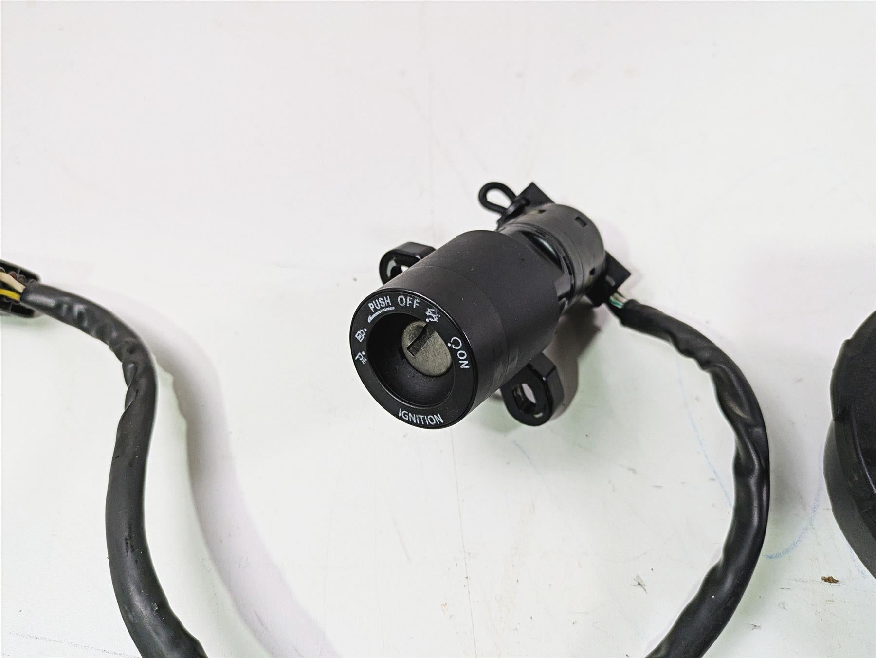 2013 Triumph Tiger 1215 Explorer Ignition Switch Key Lock Tank Cap Set T2507788 {{ shop.shopifyCountryName }} - Mototech271