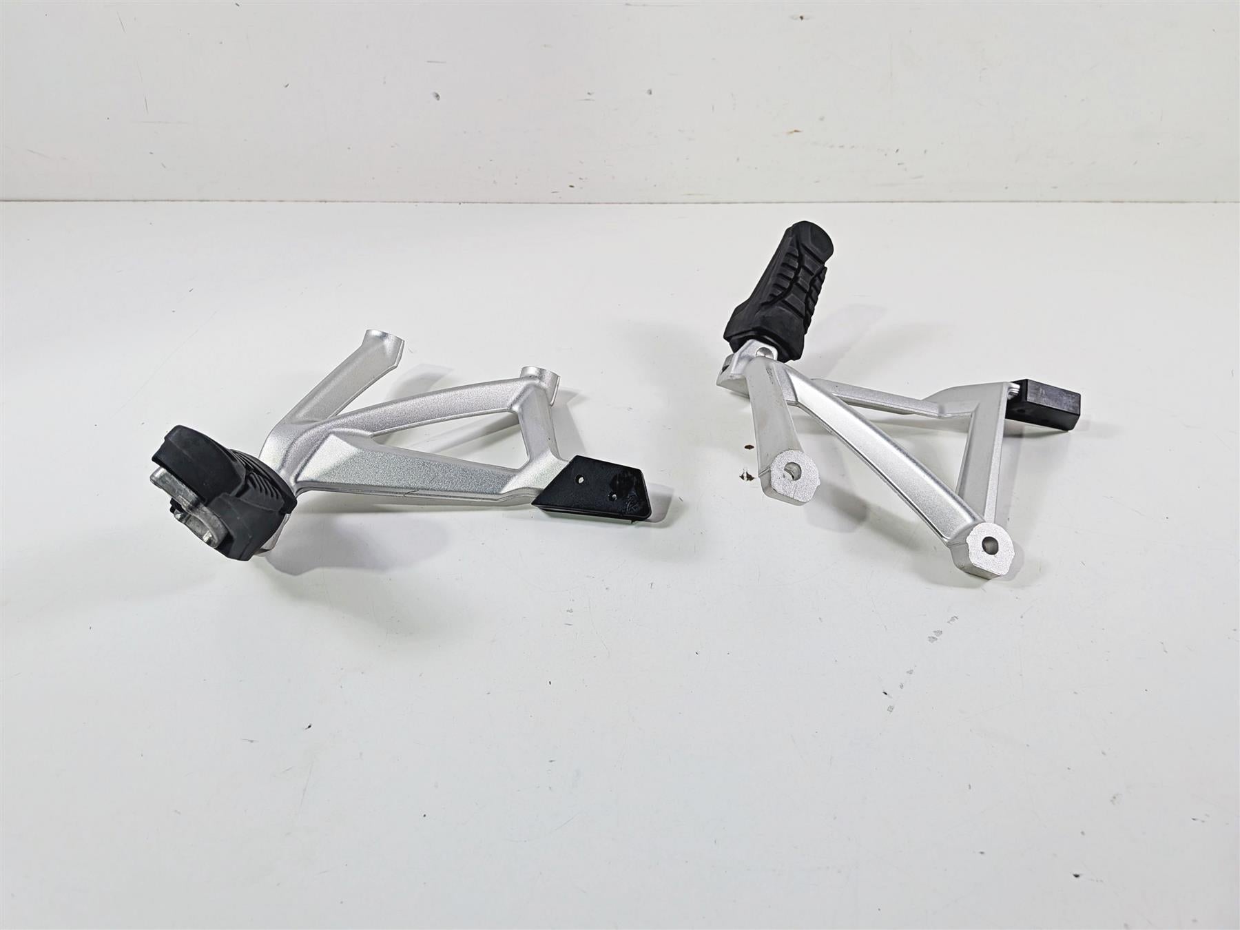 2016 BMW R1200 GS K50 Rear Passenger Footpeg Set 46718528793 46718528794 {{ shop.shopifyCountryName }} - Mototech271