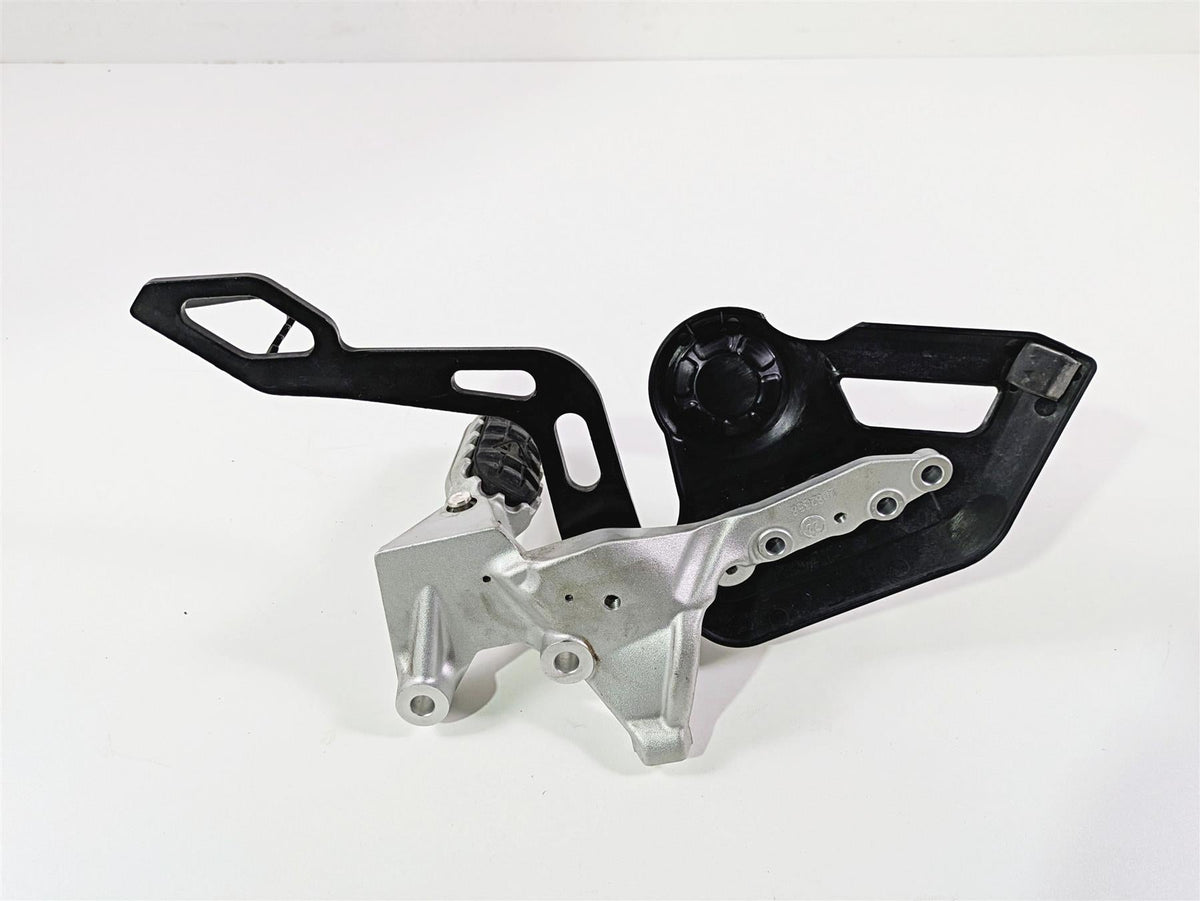 2024 Triumph Tiger 900 GT Right Front Footpeg & Brake Pedal T2082358 T2021653 {{ shop.shopifyCountryName }} - Mototech271