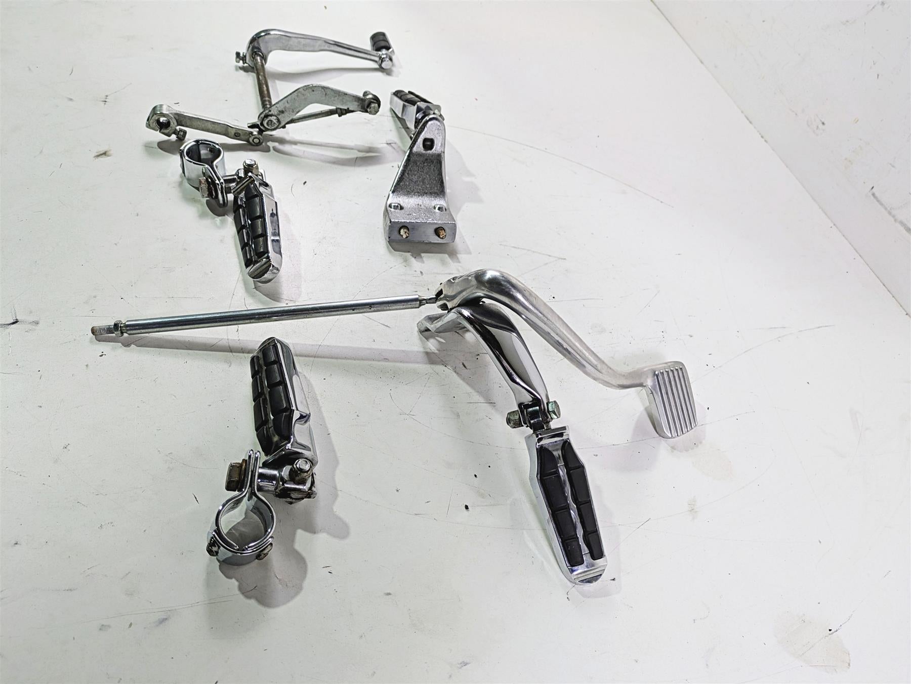 2002 Harley Dyna FXDL Low Rider Front Mid Control + Brake Pedal Shifter 50649-90 {{ shop.shopifyCountryName }} - Mototech271