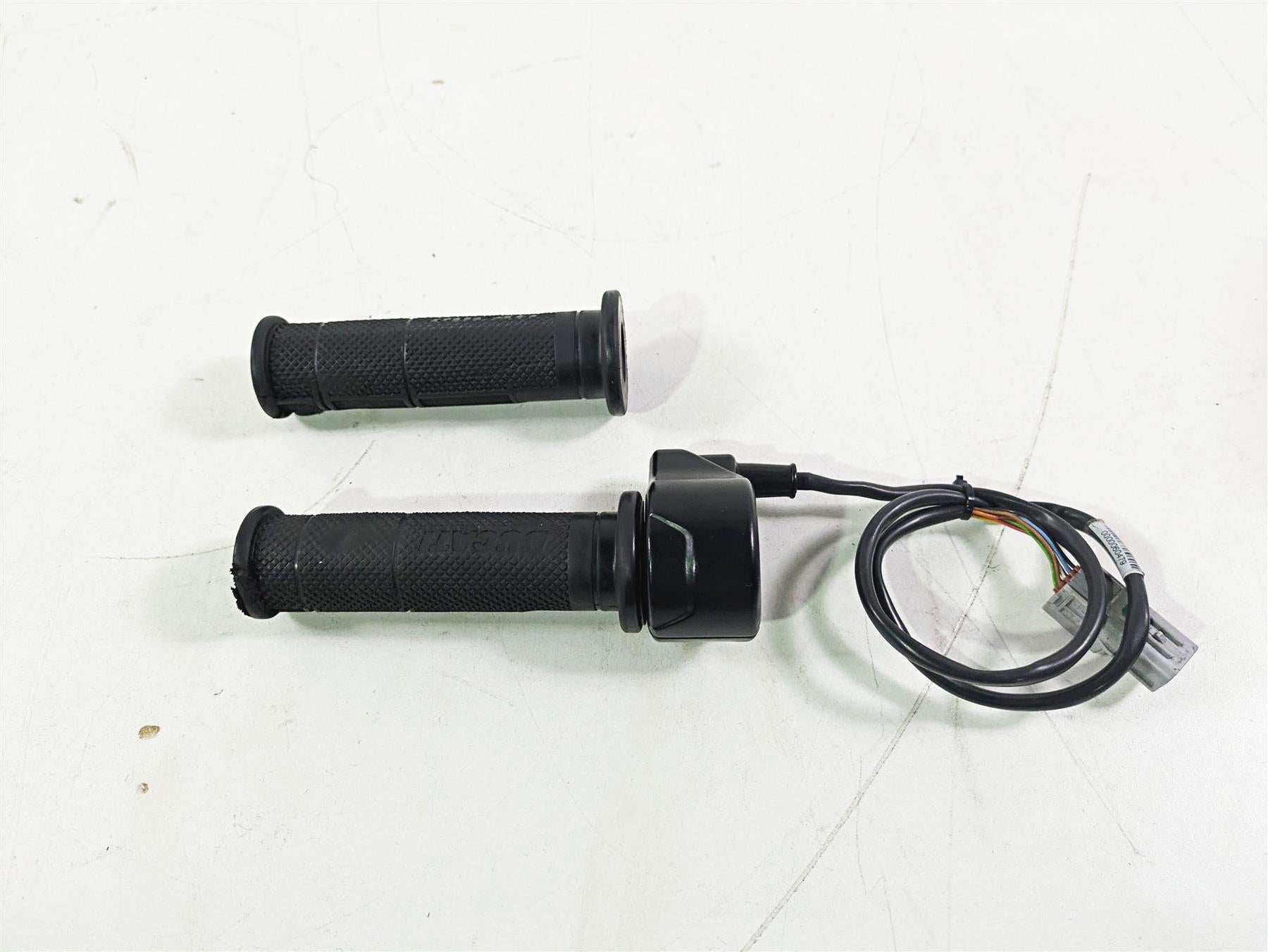 2015 Ducati Hypermotard 821 SP Ride By Wire Throttle Grip Set 66020031E {{ shop.shopifyCountryName }} - Mototech271