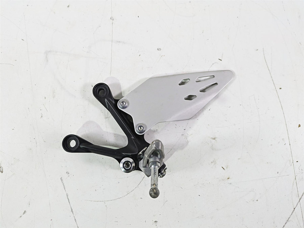 2024 Kawasaki ZX6R ZX636 Ninja Left Foot Peg + Mount & Guard 35063-0160-18R {{ shop.shopifyCountryName }} - Mototech271