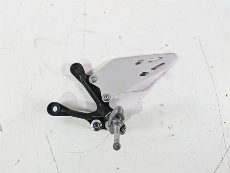 2024 Kawasaki ZX6R ZX636 Ninja Left Foot Peg + Mount & Guard 35063-0160-18R {{ shop.shopifyCountryName }} - Mototech271