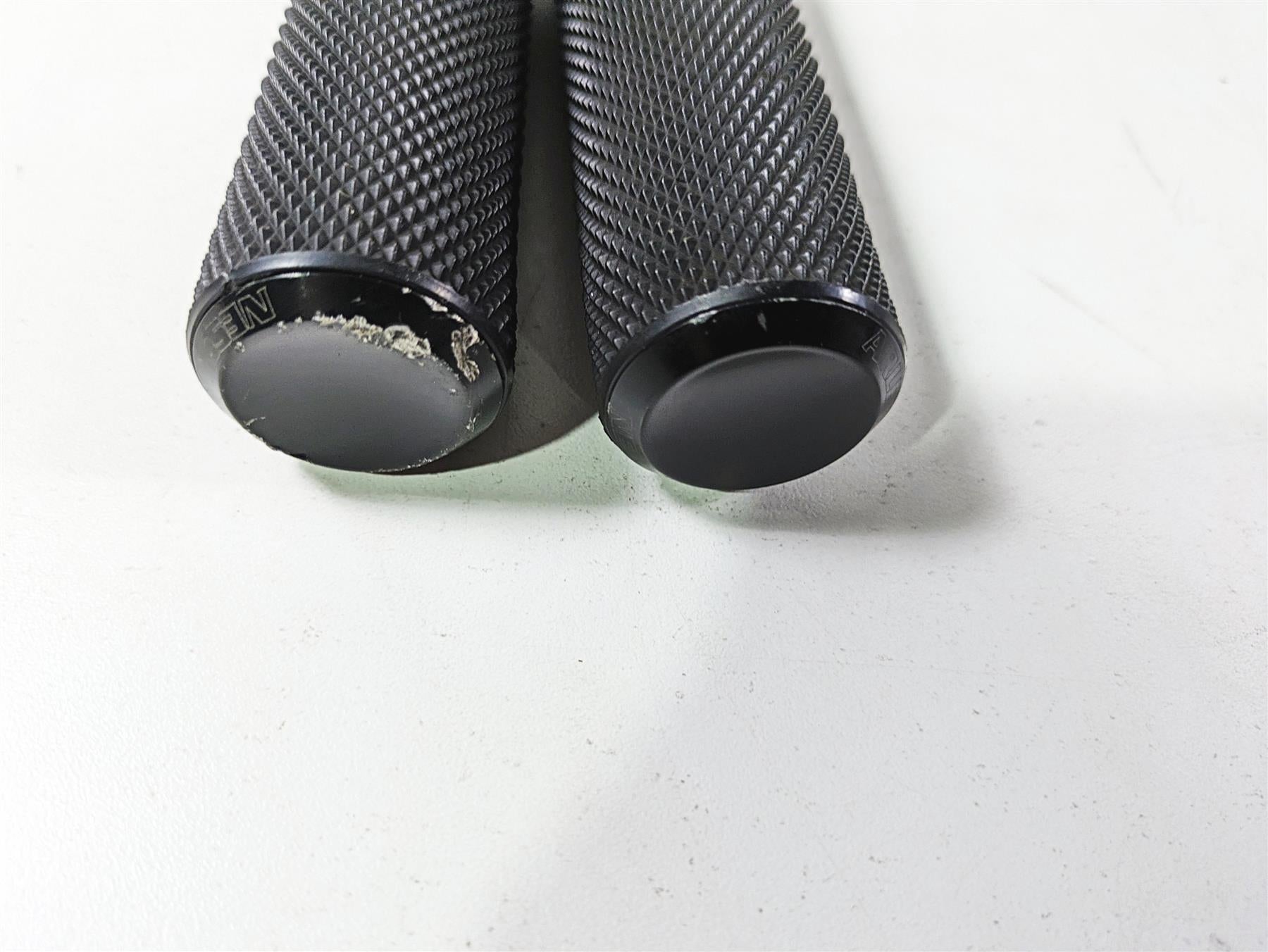 2017 Harley Dyna FXDB Street Bob Arlen Ness Knurled Hand Grip Set 07-325 {{ shop.shopifyCountryName }} - Mototech271