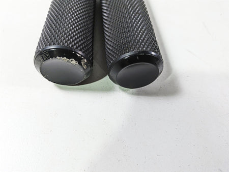 2017 Harley Dyna FXDB Street Bob Arlen Ness Knurled Hand Grip Set 07-325 {{ shop.shopifyCountryName }} - Mototech271